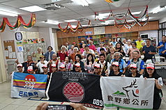 타이완 동부 타이둥(臺東)의 바라야바이(Balayabay) 용선팀이 오늘(8/19) 한국 부산에서 열리는 국제드래곤보트대회에 참가하기 위해 출국했다. 타이둥현 라오칭링(饒慶鈴, 둘째 줄 중앙) 현장은 출정식에서 선수단에 중화민국 국기를 전달하고 격려금을 전달하며 좋은 성적을 거두고 우승 트로피를 안고 돌아오기를 당부했다.-사진: 타이둥(臺東)현정부 제공, via 중앙사