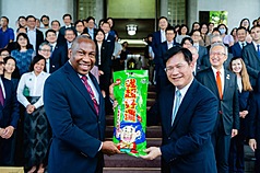 26일 외교부가 개최한 중원절 기원식에서 린자룽(우) 외교장관이 외교사절 대표인 세인트루시아 주타이완 대사(Robert Kennedy Lewis, 좌)에게 타이완 과자  ‘과이과이(乖乖)’를 증정했다. - 사진: CNA