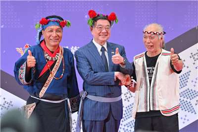 ▲지난 7월 30일(목) 타이베이 행정원 대강당에서 열린 시라야족 신분 인정 겸 명칭회복 선포 기념식에서 줘롱타이 행정원장(사진 오른쪽 두번째)과 시라야족 장로 완정슝(萬正雄, 사진 오른쪽 첫번째)이 기념 촬영을 하고 있다. [사진= 행정원 제공]