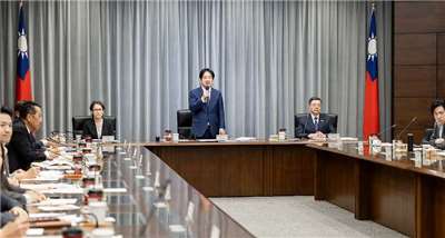▲ 라이칭더 총통이 17일(월) 오전 총통부에서 행정원으로부터 '2027년도 중앙정부 예산안' 보고를 받은 뒤, 내년에 전 국민에게 1인당 뉴타이완달러 1만원의 현금을 지급하겠다고 발표하고 있다. [사진= 총통부 제공]