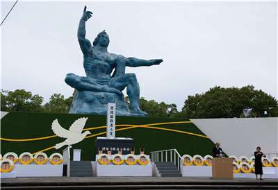 ▲9일(일) 일본 나가사키 평화공원 내 평화기념상 앞 광장에서 열린 나가사키 원자폭탄 투하 81주년 평화기념식에서 스즈키 시로 나가사키 시장이 '나가사키 평화선언'을 낭독하고 있다. 지난 1945년 8월 6일과 9일, 일본 히로시마와 나가사키에 각각 원자폭탄이 투하됐다. [사진=AFP via Rti DB]