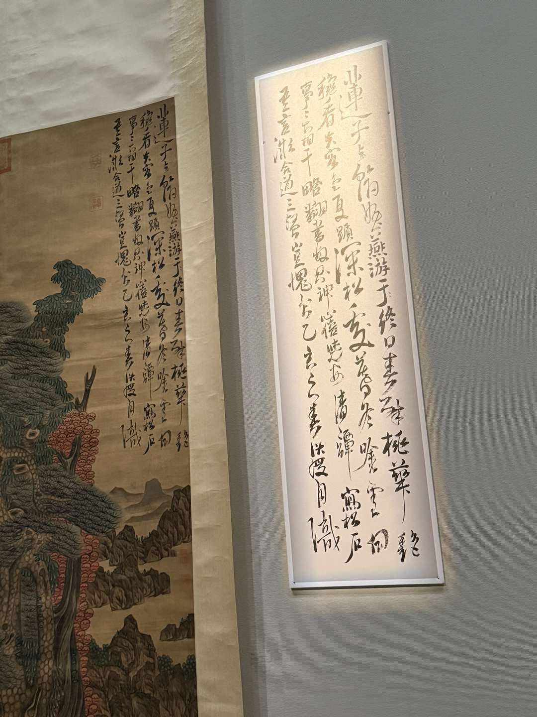 국립고궁박물원 남부분원에서 진행 중인 '착자(錯字)서예전'에서 만나볼 수 있는 명나라 말기 청나라 초기 화가 전홍수(陳洪綬, 1598-1652년)의 1635년 봄에 그린 ‘교송선수(喬松仙壽)’. 변형주의 그림 자체는 명작 중의 명작이다. 그러나 이번 특전 주제와는 어떠한 관련이 있는지는 사진 속 확대된 글을 보면 발견할 수 있다. -사진: jennifer pai백조미