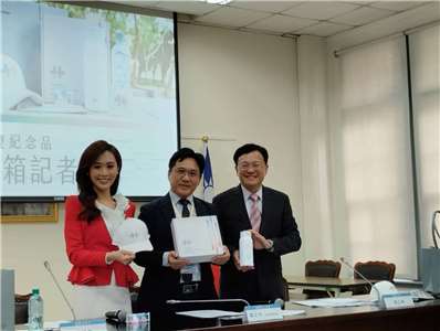 ▲로정제(羅正杰) 국경일준비위원회 대회처장(오른쪽 두번째)과 건국 115주년 쌍십절 국경일 경축 대회 진행을 맡은 기상 전문 아나운서 다이리강(戴立綱, 오른쪽 첫번째), 연대(年代) 뉴스 아나운서 차이팅위(蔡婷育, 왼쪽 첫번째)이 21일(월) 오전 입법원에서 열린 국경일 기념품 공개 기자회견에서 기념품을 들고 기념촬영을 하고 있다. [사진 = Rti 손전홍]