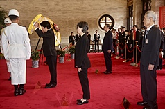 라이칭더(賴清德, 좌2) 총통이 3일 샤오메이친(蕭美琴, 가운데) 부총통, 줘룽타이(卓榮泰, 우2) 행정원장, 주홍셴(周弘憲, 우1) 고시원장 등의 동행 아래 국민혁명충렬사에서 거행된 순직 군인 및 국가 유공자 추모식에 참석했다. - 사진: CNA