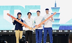 지난 8일 라이칭더(좌2) 총통과 리양(우2) 운동부 장관이 가오슝 국가운동훈련센터를 찾아 2026 아시안게임 타이완 대표단 대표를 맡은 왕치린(우1)과 양자리(좌1) 선수에게 국기와 지원금을 전달했다. - 사진: CNA