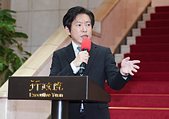 장둔한(張惇涵) 행정원 비서장은 11일 입법원에서 이미 3독 처리한 '국방 자주화 및 무인체계 산업 발전법'에 행정원도 부서했다고 밝히며, 기자들의 관련 질의에 응답하고 있다.  - 사진: CNA