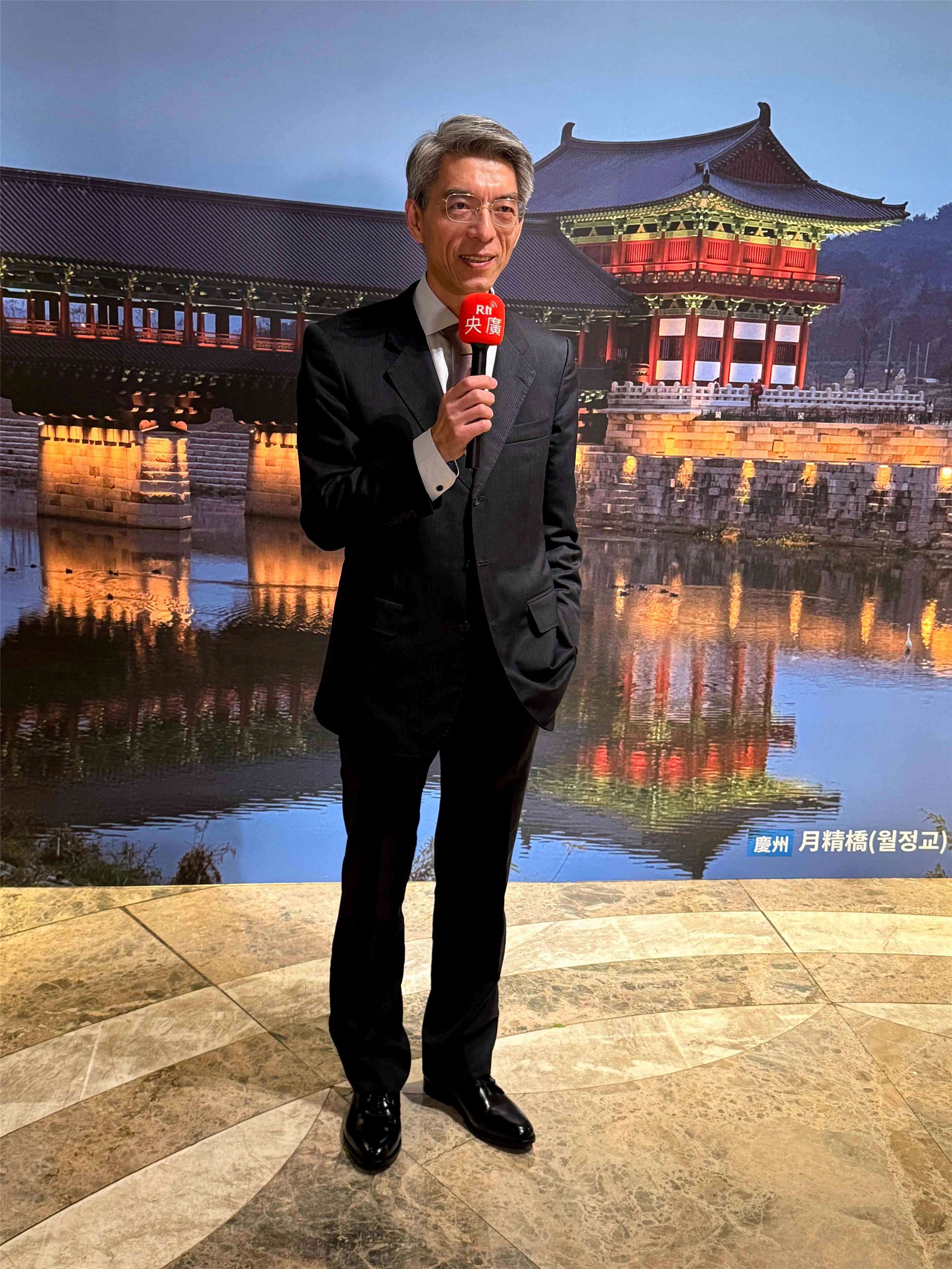 전 입법원 국제사무처 초대 처장, 전 주부산 린천푸(林晨富) 총영사가 10월2일 Rti 한국어방송의 요청으로 2025 대한민국 국경일 축하 메시지를 전달하고 있다.  -사진: jennifer pai백조미