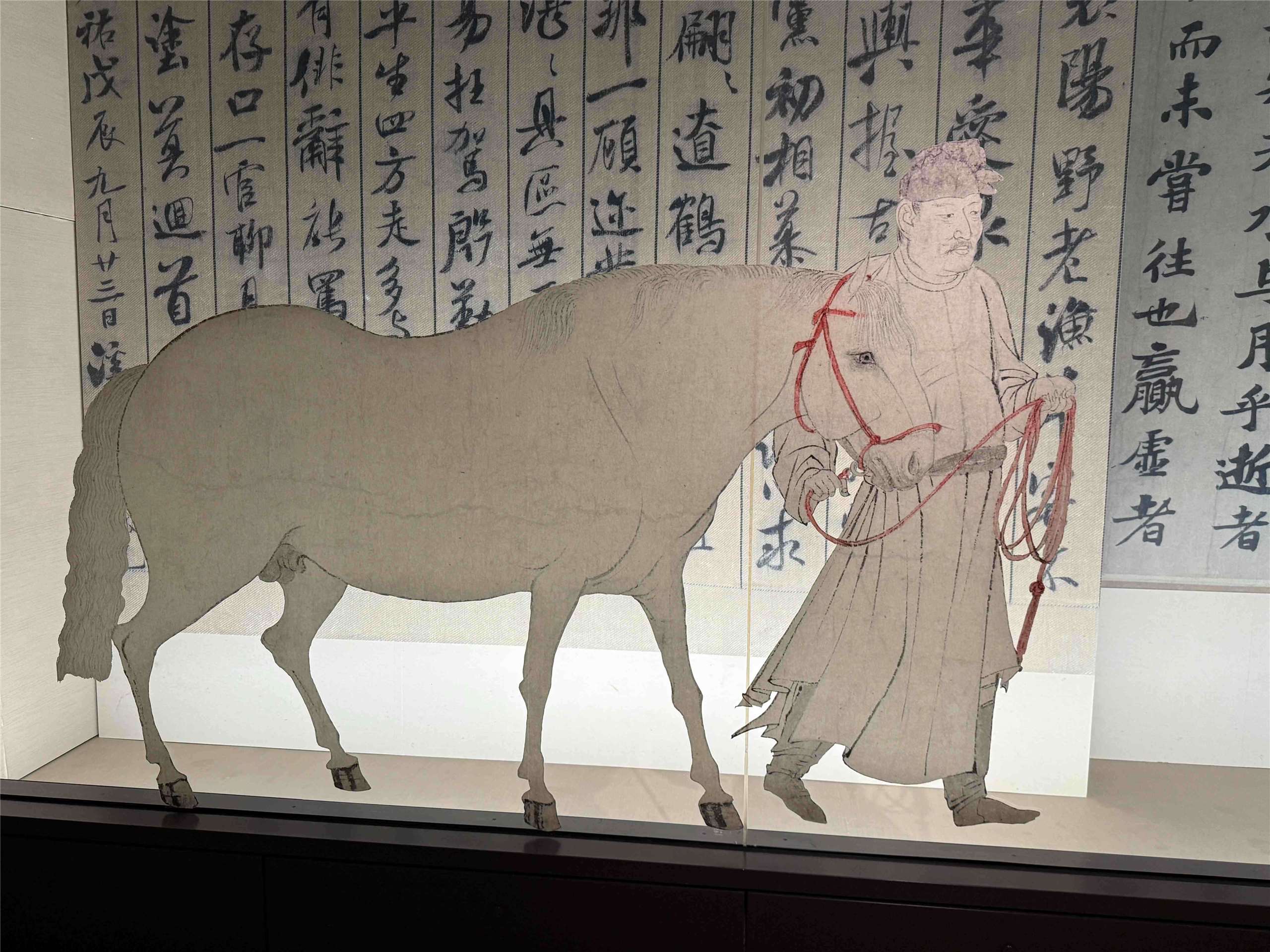 국립고궁박물원 개원 100주년 기념 천년신우(千年神遇) 특별전시구역에 북송시대 주요 서예가와 화가의 작품을 확대하여 보여주고 있다. 사진에 보이는 그림은 이공린의 '오마도'(국부)이다. -사진: 백조미jennifer pai