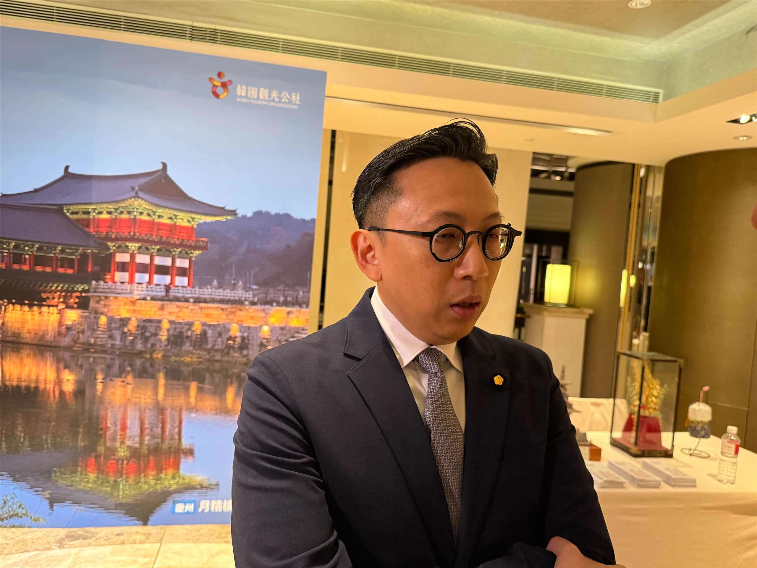 입법원 거루쥔(葛如鈞) 입법위원이 10월2일 Rti 한국어방송의 요청으로 2025 대한민국 국경일 축하 메시지를 전달하고 있다. 거루쥔 입법위원은 오는 11월 연세대학교에서 열리는 글로벌 인공지능과 반도체 협력 전략 관련 세미나에 참석할 예정이다.-사진: jennifer pai백조미