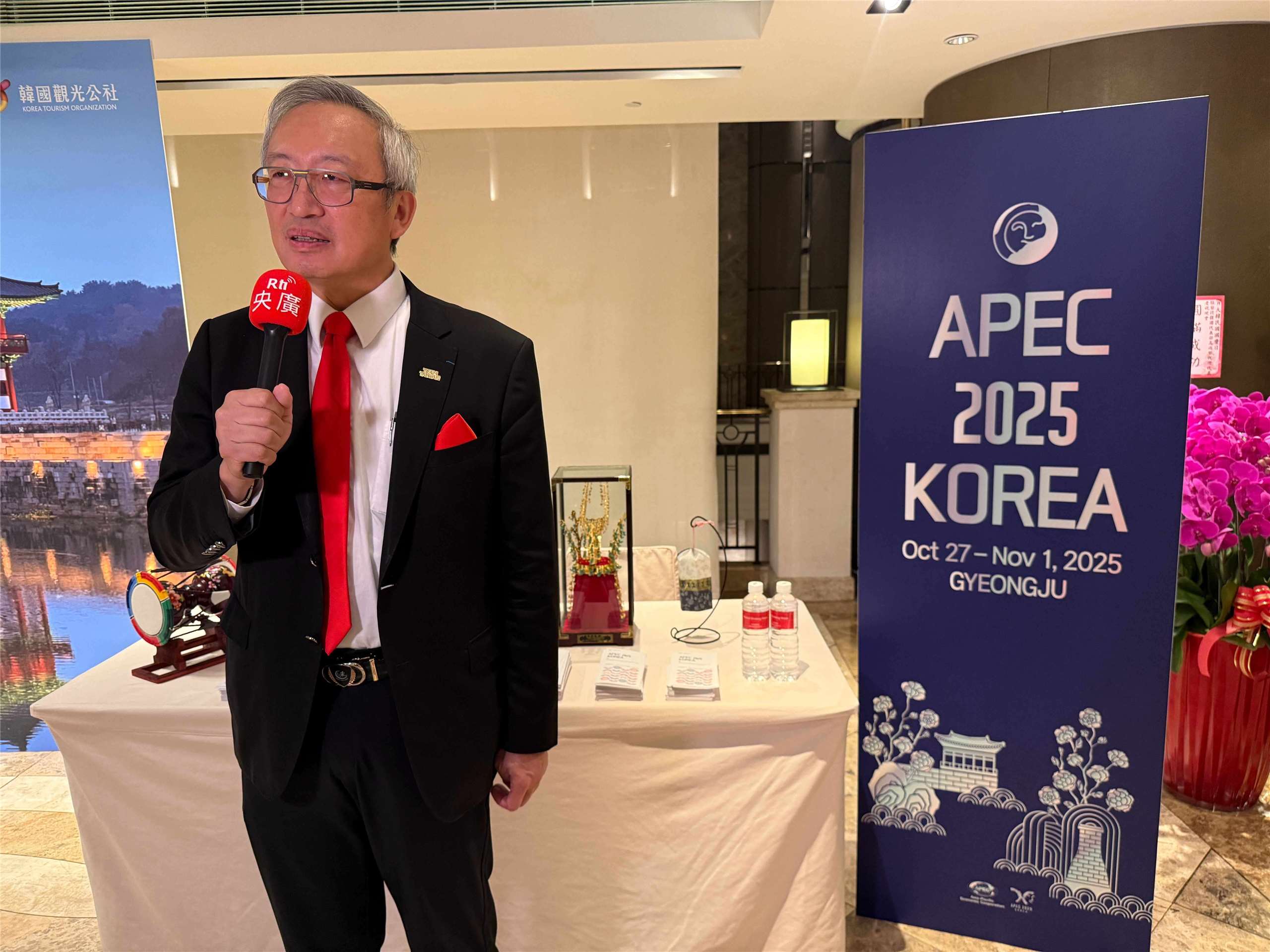 외교부 우즈중(吳志中) 차관이 10월2일 Rti 한국어방송의 요청으로 2025 대한민국 국경일 축하 메시지를 전달하고 있다. -사진: jennifer pai백조미