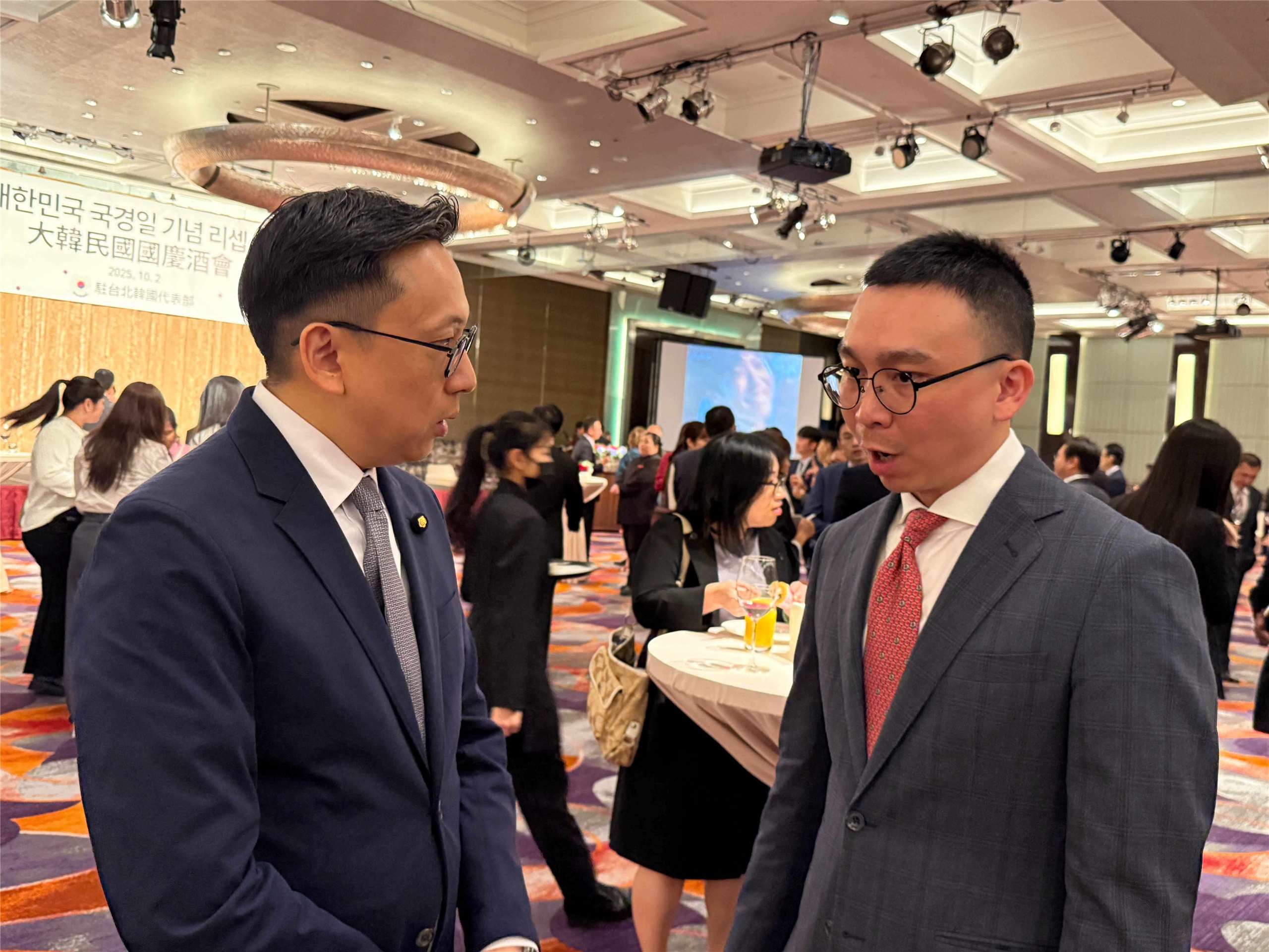 2025 대한민국 국경일 기념 리셉션 행사가 10월2일(목) 저녁 타이베이 하얏트호텔 3층 그랜드볼룸에서 거행되었다. 타이완의 소리 Rti 류쟈웨이(劉嘉偉, 좌) 부사장과 입법원 거루쥔(葛如鈞, 우) 입법위원(국회의원)이 인사를 나누고 있다. -사진: jennifer pai백조미