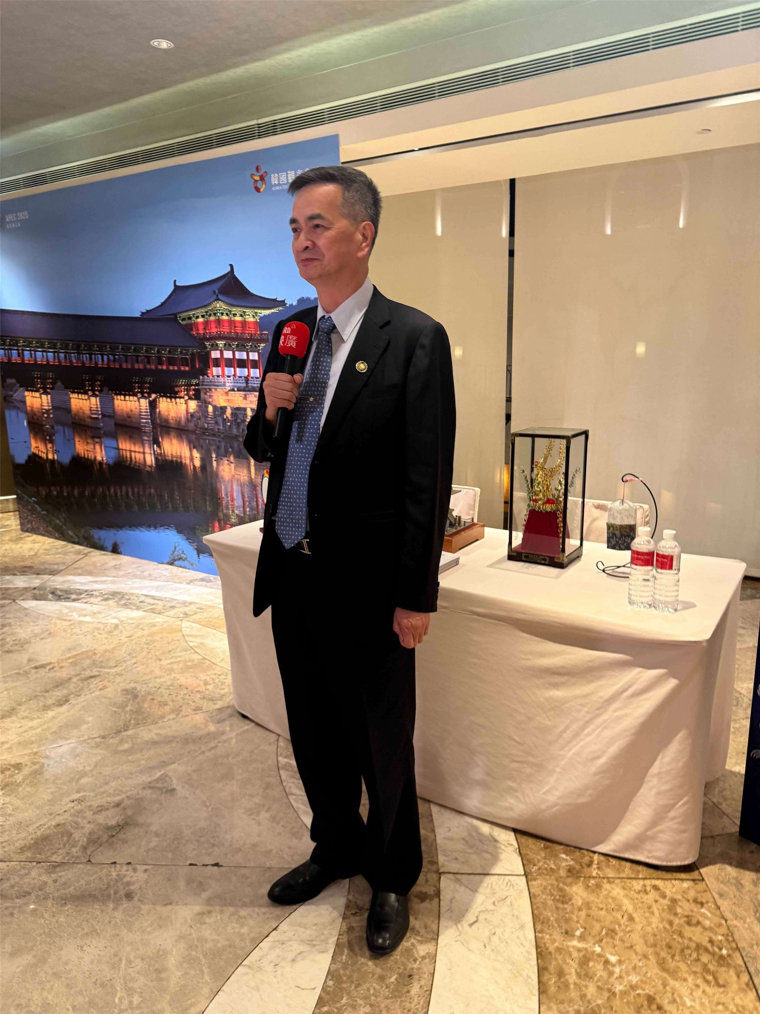 내정부 이민서 천졘청(陳建成) 부서장이 10월2일 Rti 한국어방송의 요청으로 2025 대한민국 국경일 축하 메시지를 전달하고 있다. -사진: jennifer pai백조미