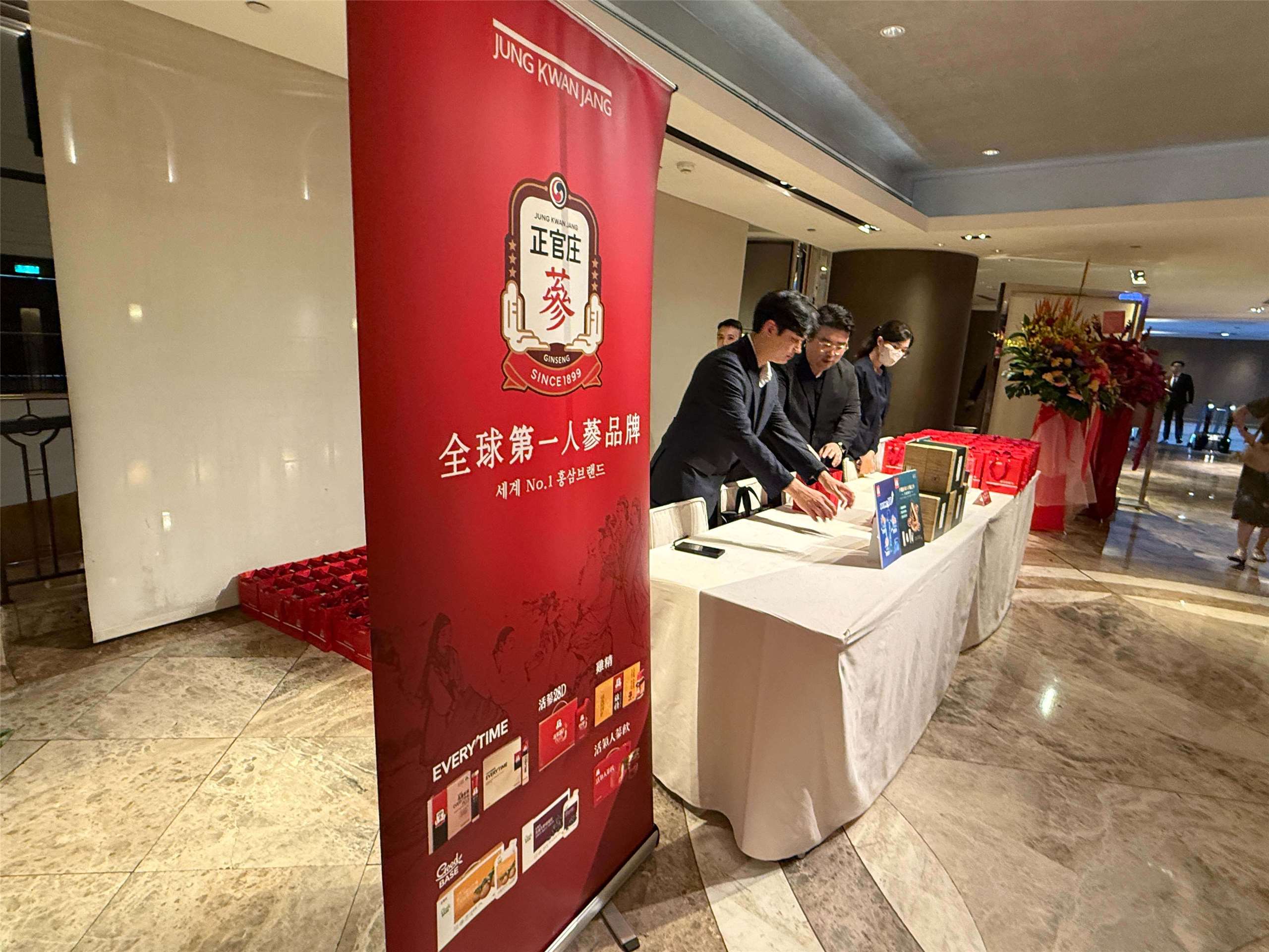 2025 대한민국 국경일 기념 리셉션 행사가 10월2일(목) 저녁 타이베이 하얏트호텔 3층 그랜드볼룸에서 거행되었다. 오는 10월말 경주에서 거행될 아시아태평양경제협력체(APEC) 정상회의를 홍보하는 배경과 더불어 이날 공유한 한국산 포도와 정관장 제품도 참석자들의 눈길을 끌었다. -사진: jennifer pai백조미