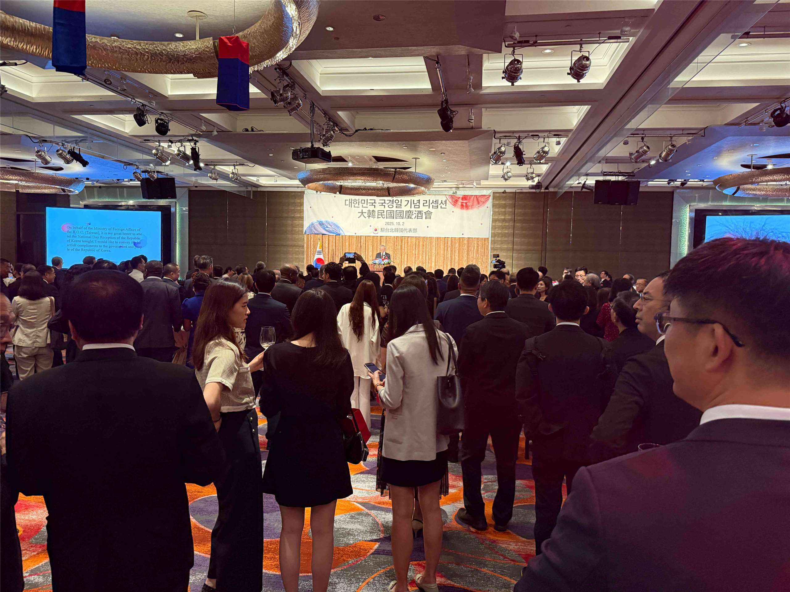 2025 대한민국 국경일 기념 리셉션 행사가 10월2일(목) 저녁 타이베이 하얏트호텔 3층 그랜드볼룸에서 거행되었다. 행사가 시작되기 전 대한민국 국경일을 축하하기 위하여 4백여 명의 귀빈이 이미 연회장에 입장하였다. -사진: jennifer pai백조미