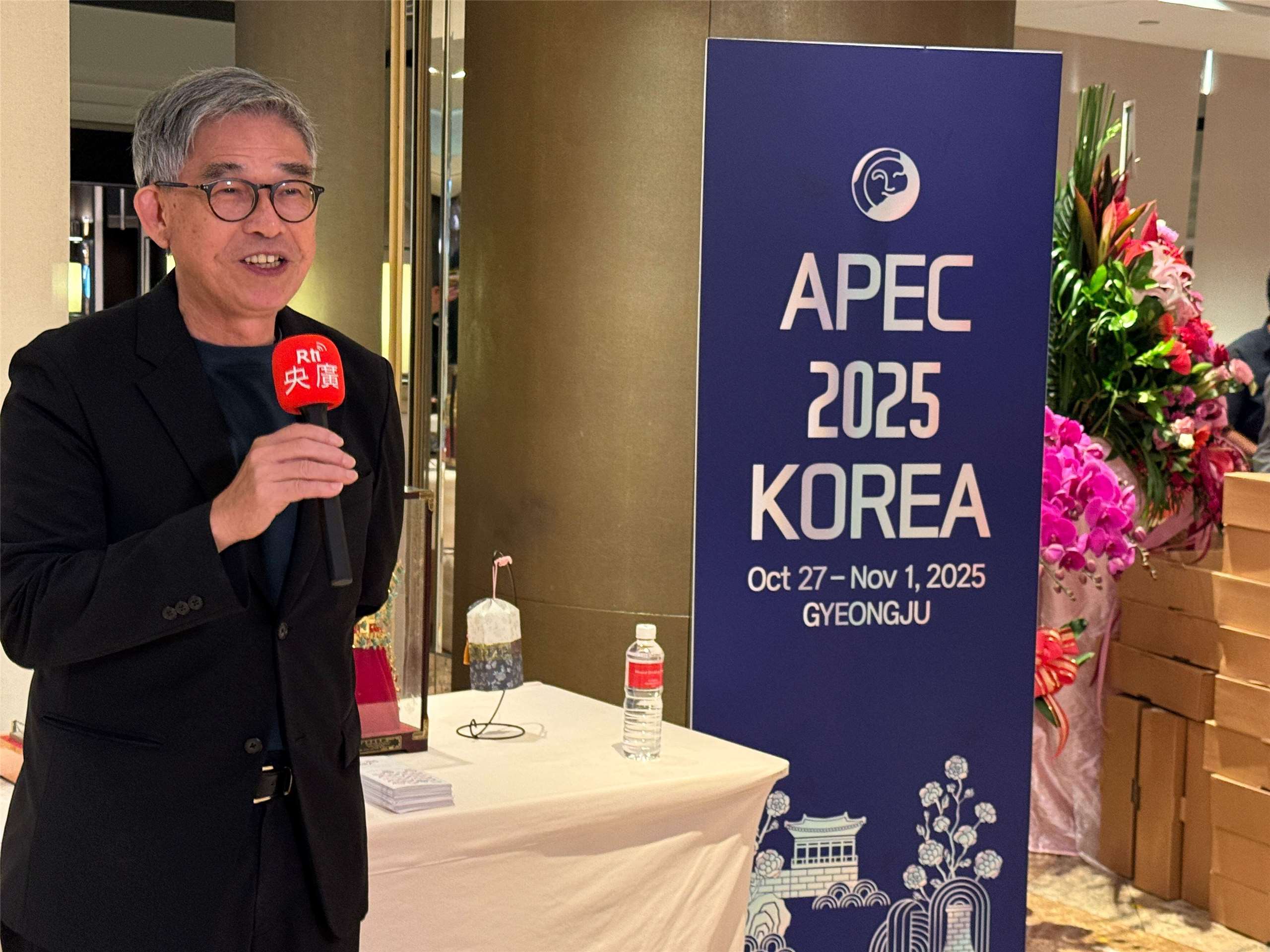 국립고궁박물원 황융타이(黃永泰) 부원장이 10월2일 Rti 한국어방송의 요청으로 2025 대한민국 국경일 축하 메시지를 전달하고 있다. -사진: jennifer pai백조미