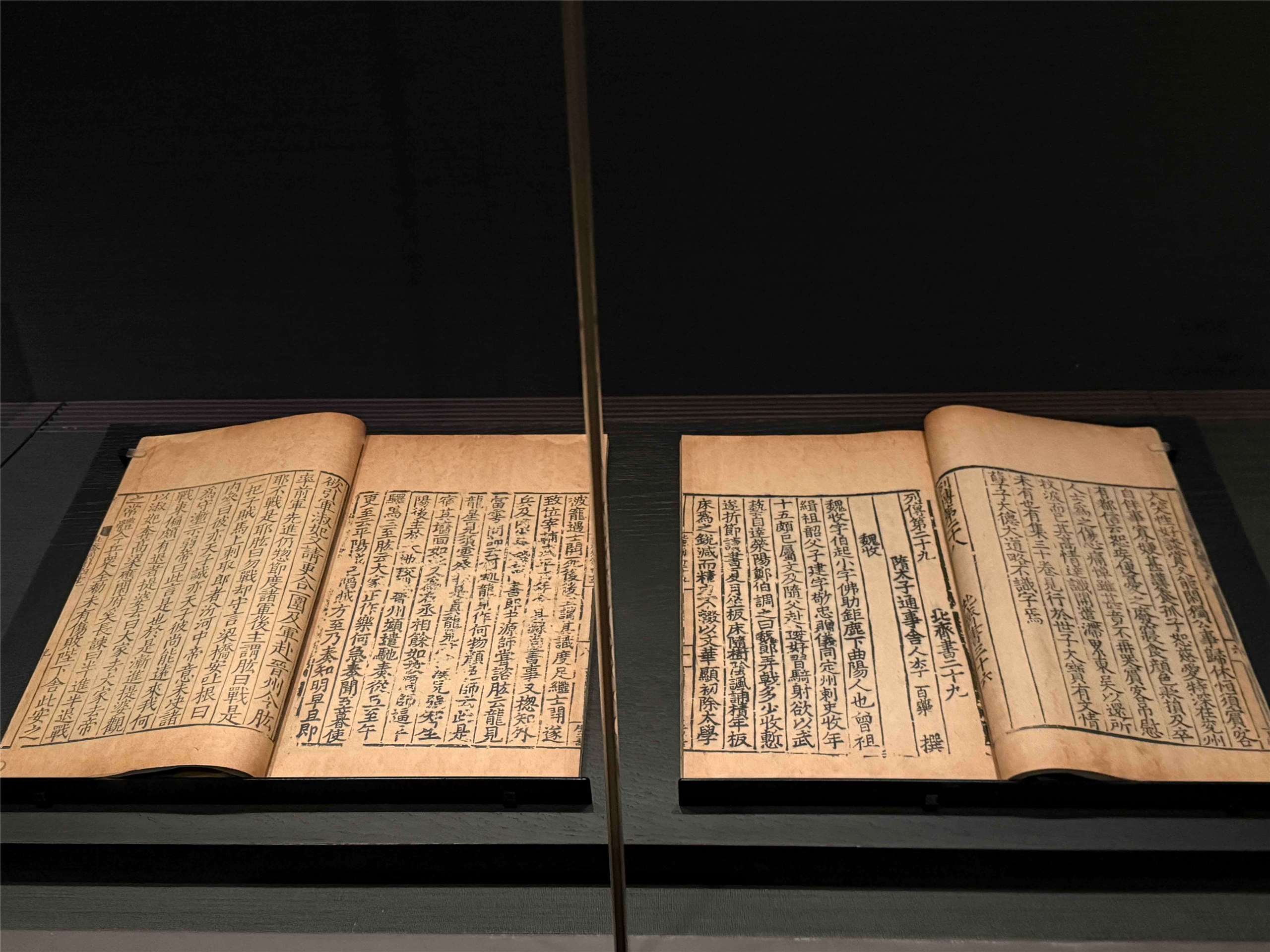 국립고궁박물원 개원 100주년 기념 특별 전시 가운데 송나라 출판 서적을 테마로 전시하는 벽송(皕宋) 전시실 일경이다. -사진: 백조미jennifer pai