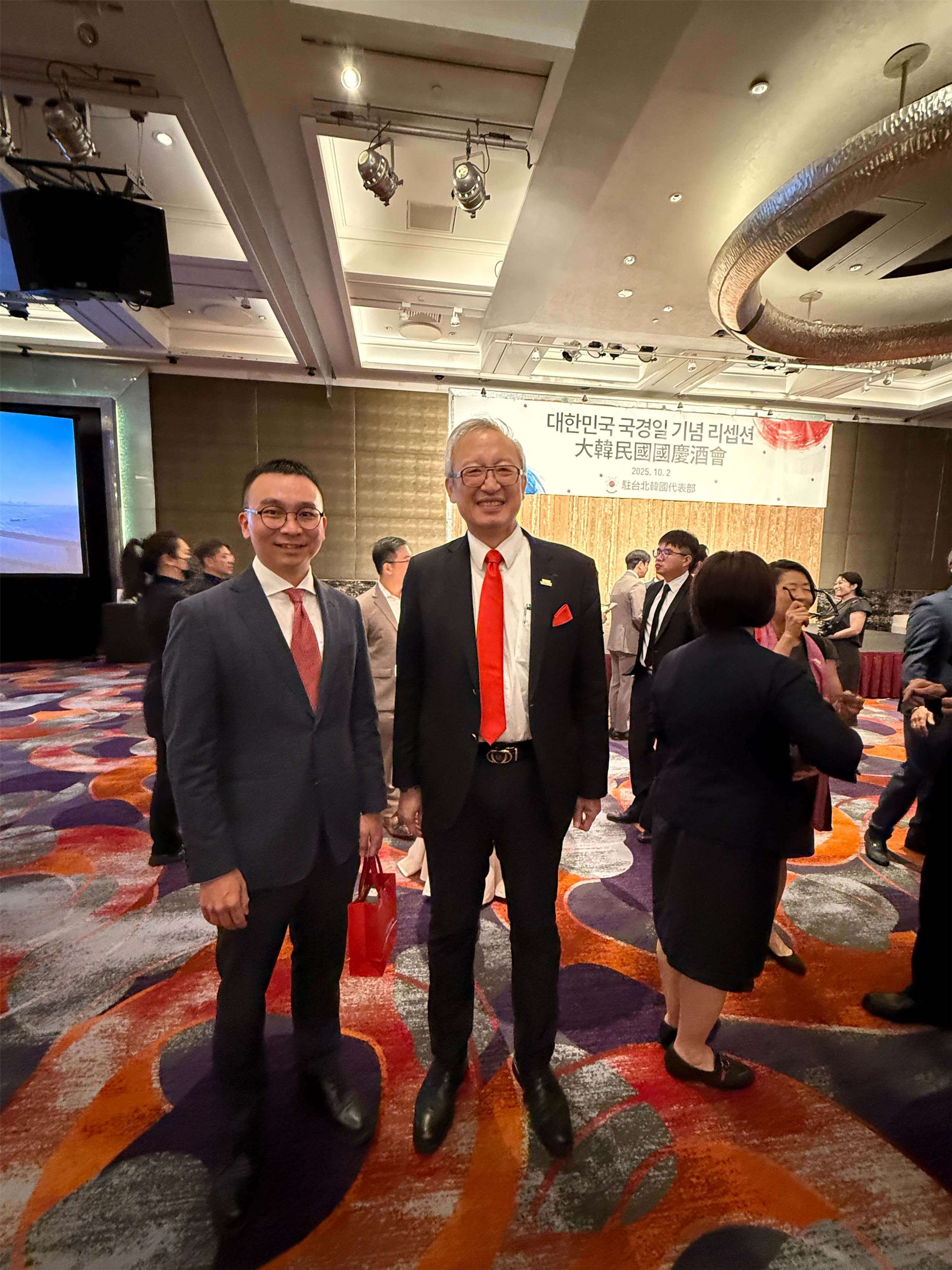 2025 대한민국 국경일 기념 리셉션 행사가 10월2일(목) 저녁 타이베이 하얏트호텔 3층 그랜드볼룸에서 거행되었다. 타이완의 소리 Rti 류쟈웨이(劉嘉偉, 좌) 부사장과 외교부 우즈중(吳志中, 우) 차관. -사진: jennifer pai백조미