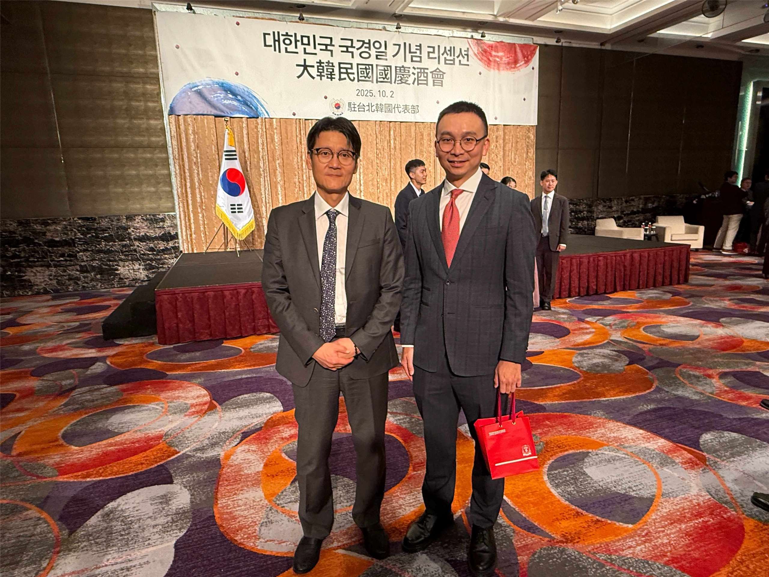 2025 대한민국 국경일 기념 리셉션 행사가 10월2일(목) 저녁 타이베이 하얏트호텔 3층 그랜드볼룸에서 거행되었다. 주타이베이한국대표부 고상욱(좌) 대표대리는 타이완의 소리 Rti 류쟈웨이(劉嘉偉, 우) 부사장을 반갑게 맞이해 줬다. -사진: jennifer pai백조미