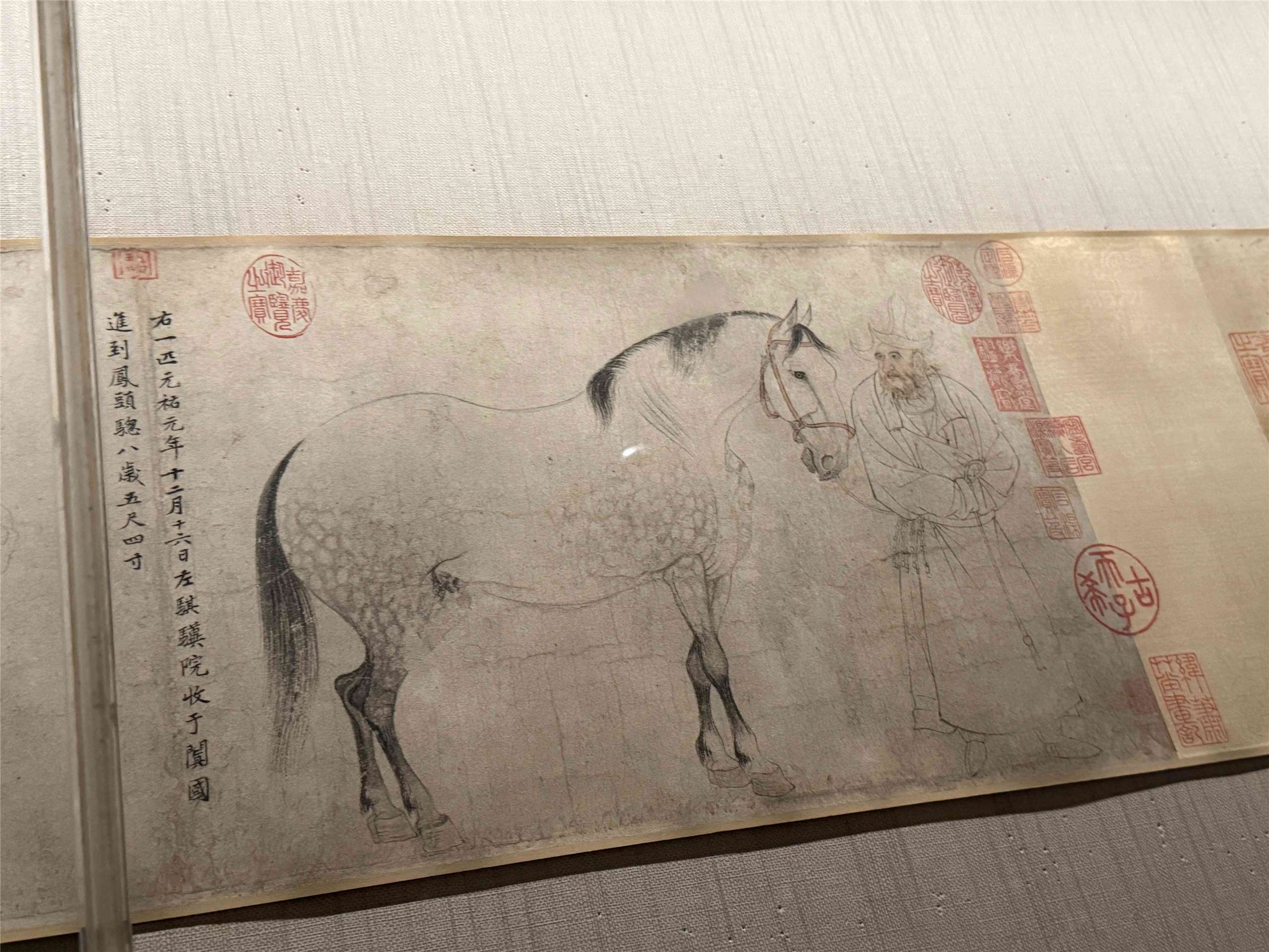 송나라 주요 화가 이공린(李公麟)의 오마도(五馬圖)는 2차 대전 이후 사라졌다가 몇 년 전 일본 도쿄 국립박물관에서 다시 모습을 드러내었다. 이번 국립고궁박물원 개원 100주년 기념 특별 전시를 위해 일본에서 차출해온 이 작품은 40일 동안만 전시한다. 사진은 '오마도' 중의 첫 번째의 말이다. -사진: 백조미jennifre pai