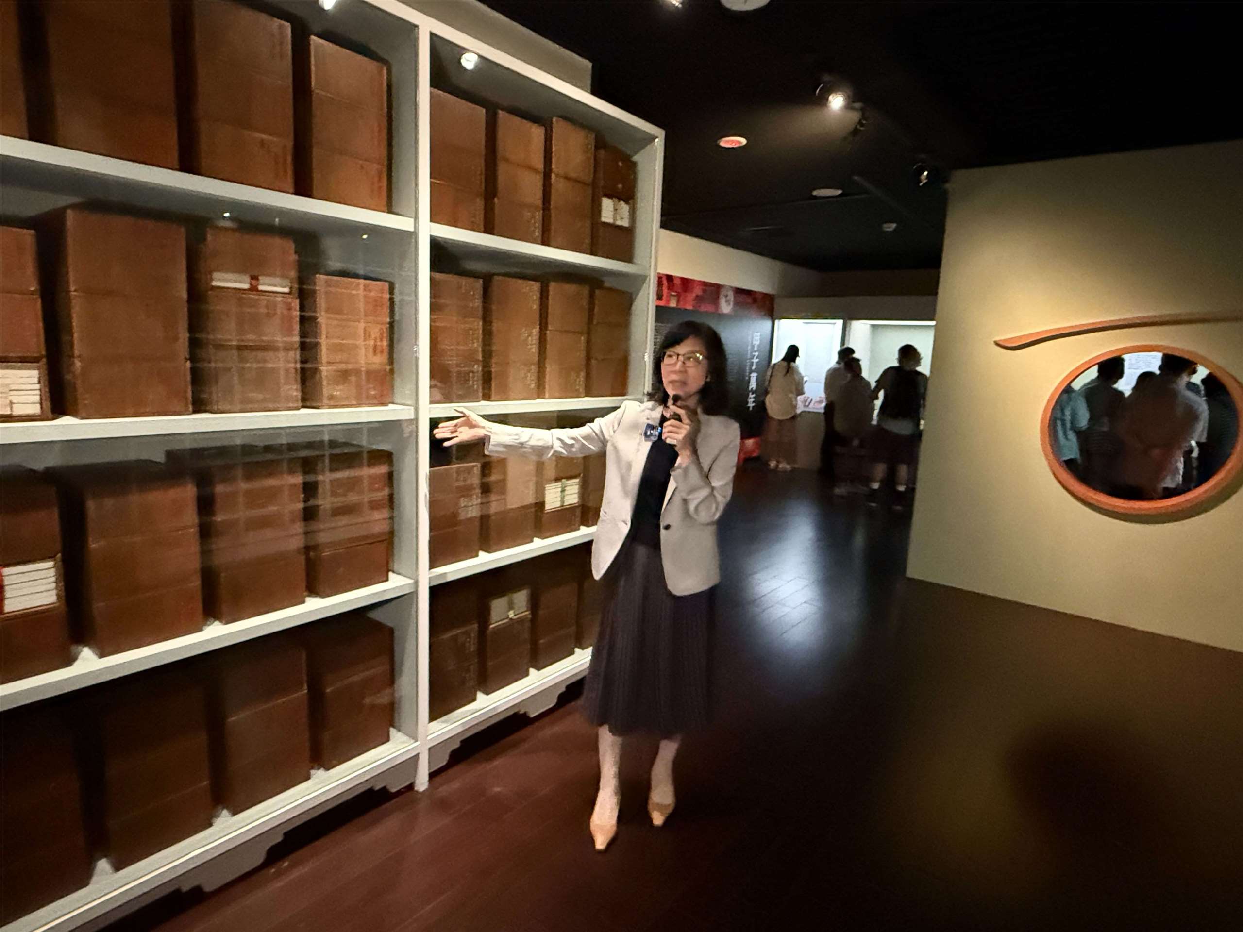 국립고궁박물원 개원 100주년 기념 갑자만년(甲子萬年) 특별전시구역 입구에 100주년을 상징하는 의미의 사고전서(四庫全書)100부를 전시해둔 곳이다. 맞은 편에는 명나라와 청나라 시대의 황실 전용 가마에서 구워낸 도자기 100점을 전시하였다. 고궁 위페이진(余佩瑾) 부원장이 특별히 사고전서를 큐레이팅하게 된 의도에 대해서 설명하고 있다. 현재 사고전서를 가장 많이 소장하고 있는 곳은 타이베이 고궁이다. -사진: 백조미jennifer pai