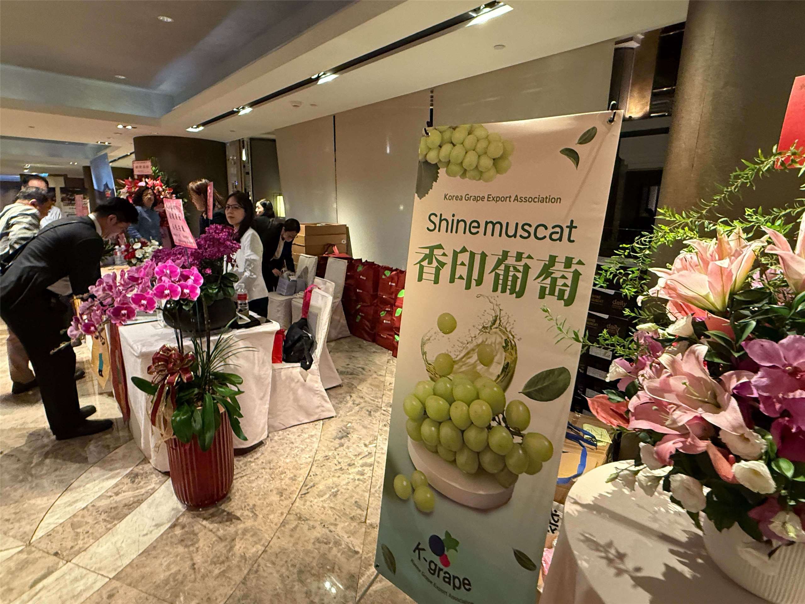 2025 대한민국 국경일 기념 리셉션 행사가 10월2일(목) 저녁 타이베이 하얏트호텔 3층 그랜드볼룸에서 거행되었다. 오는 10월말 경주에서 거행될 아시아태평양경제협력체(APEC) 정상회의를 홍보하는 배경과 더불어 이날 공유한 한국산 포도와 정관장 제품도 참석자들의 눈길을 끌었다. -사진: jennifer pai백조미