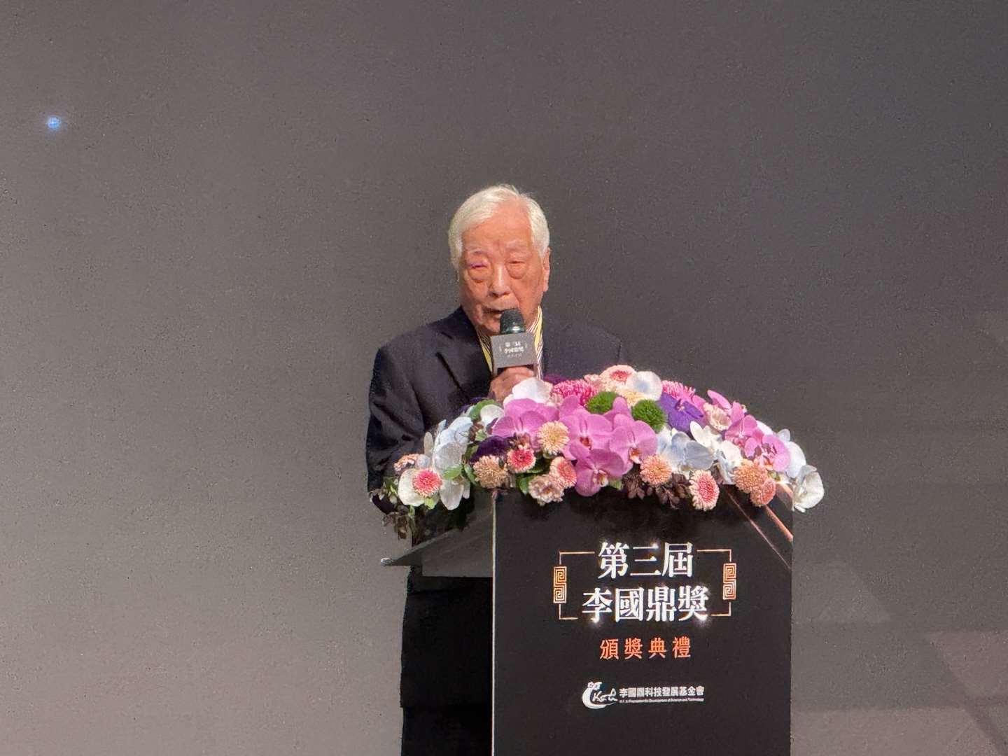 리궈딩(李國鼎)과학기술발전기금회(이사장: 왕보위안)에서 2023년부터 타이완 과학기술 분야 공로자들을 선출하여 시상하는 ‘리궈딩상’을 설립하였다. 올해(2025) 제3회 리궈딩상 시상식은 11월10일 타이베이에서 거행되었다. 제3회 수상자는 에이서(Acer) 그룹 창업자 스전룽(施振榮)과 최초로 반도체 기술을 타이완에 도입하여 국내 첫 번째와 두 번째 반도체 기업(UMC, TSMC) 창립을 성사시킨 공신이기도 한 전자기계(컴퓨터공학) 박사 스친타이(史欽泰)이다. 시상식에는 전 국방장관/전 국립타이완대학교 총장 순전(孫震, 사진)이 시상자로, 전 문화부 장관 룽잉타이(龍應台)는 기조연설을 통해 두 수상자를 이야기에 담아 소개하였다. -사진: 백조미jennifer pai