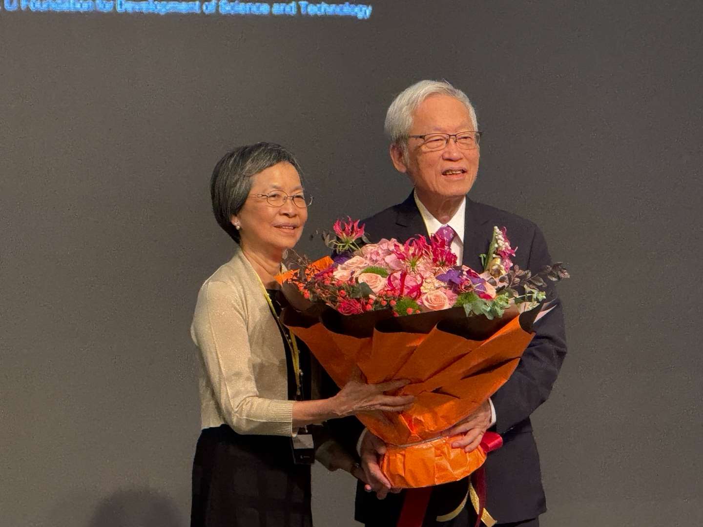 리궈딩(李國鼎)과학기술발전기금회(이사장: 왕보위안)에서 2023년부터 타이완 과학기술 분야 공로자들을 선출하여 시상하는 ‘리궈딩상’을 설립하였다. 올해(2025) 제3회 리궈딩상 시상식은 11월10일 타이베이에서 거행되었다. 제3회 수상자는 에이서(Acer) 그룹 창업자 스전룽(施振榮)과 최초로 반도체 기술을 타이완에 도입하여 국내 첫 번째와 두 번째 반도체 기업(UMC, TSMC) 창립을 성사시킨 공신이기도 한 전자기계(컴퓨터공학) 박사 스친타이(史欽泰, 사진은 스친타이와 부인)이다. 시상식에는 전 국방장관/전 국립타이완대학교 총장 순전(孫震)이 시상자로, 전 문화부 장관 룽잉타이(龍應台)는 기조연설을 통해 두 수상자를 이야기에 담아 소개하였다. -사진: 백조미jennifer pai