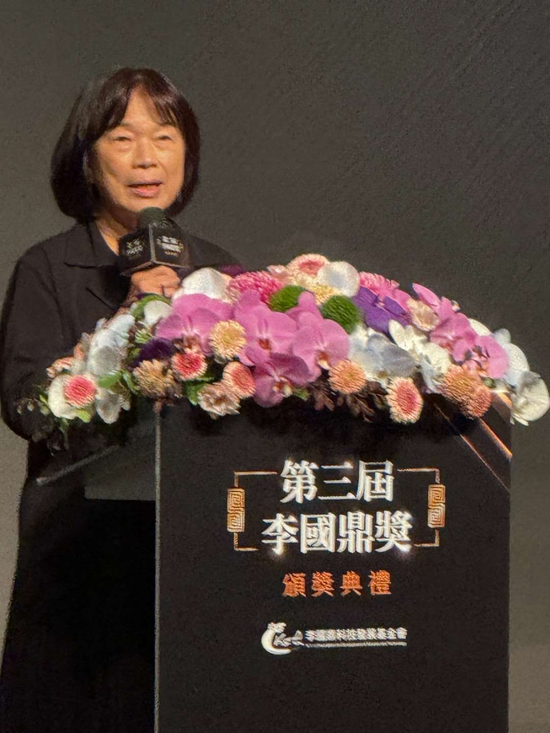 리궈딩(李國鼎)과학기술발전기금회(이사장: 왕보위안)에서 2023년부터 타이완 과학기술 분야 공로자들을 선출하여 시상하는 ‘리궈딩상’을 설립하였다. 올해(2025) 제3회 리궈딩상 시상식은 11월10일 타이베이에서 거행되었다. 제3회 수상자는 에이서(Acer) 그룹 창업자 스전룽(施振榮)과 최초로 반도체 기술을 타이완에 도입하여 국내 첫 번째와 두 번째 반도체 기업(UMC, TSMC) 창립을 성사시킨 공신이기도 한 전자기계(컴퓨터공학) 박사 스친타이(史欽泰)이다. 시상식에는 전 국방장관/전 국립타이완대학교 총장 순전(孫震)이 시상자로, 전 문화부 장관 룽잉타이(龍應台, 사진)는 기조연설을 통해 두 수상자를 이야기에 담아 소개하였다. -사진: 백조미jennifer pai