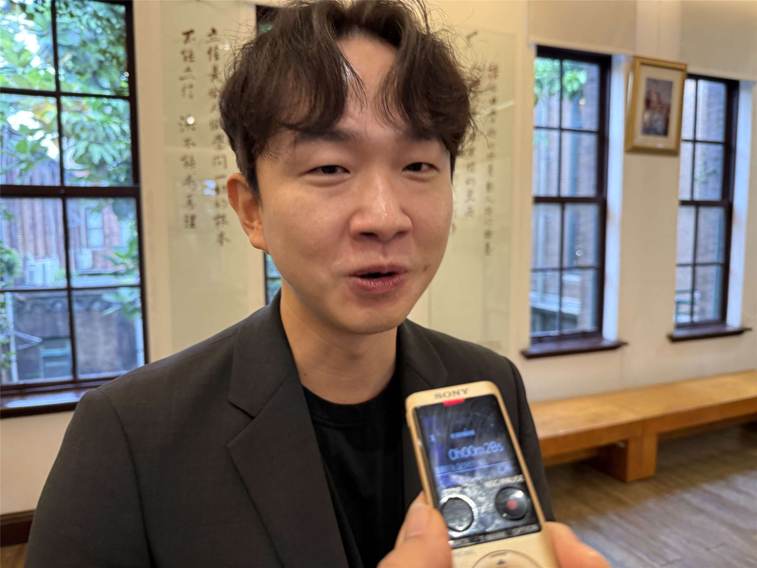 국립타이완대학교 한국동문회 발대식이 11/1 대만대 교사관(학교역사관)에서 열렸다. 주타이베이한국대표부 경제문화과 김우혁(사진) 과장 등이 축사를 진행했다. (2025.11.01. 국립타이완대학교 학교역사관) -사진: jennifer pai 백조미