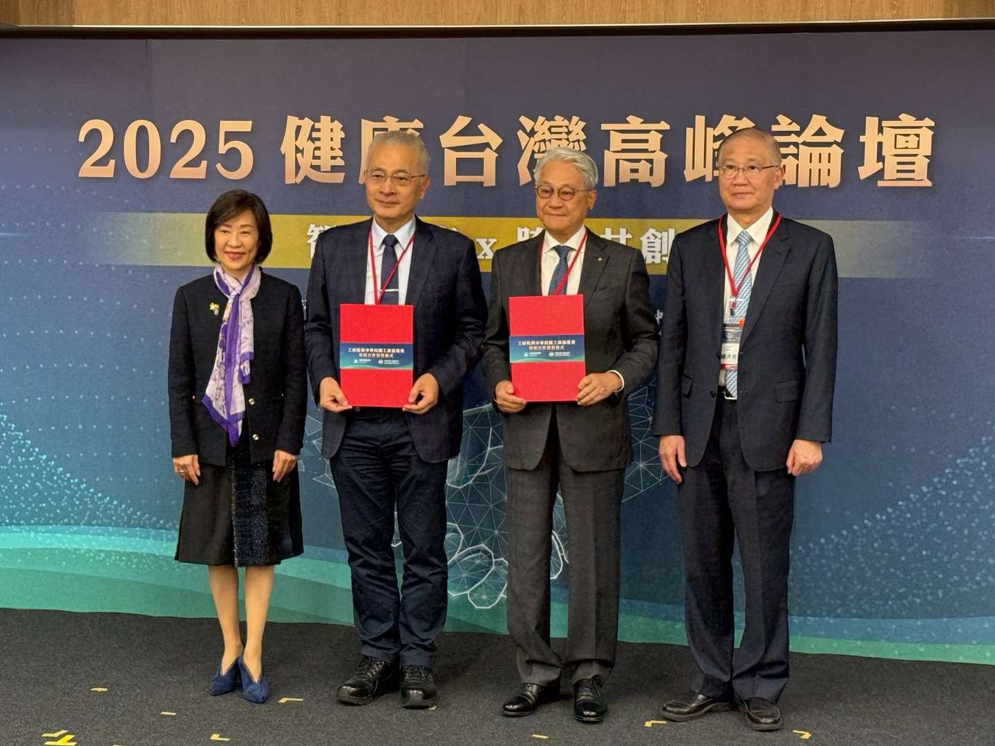 12월4일, 2025 타이완 의료 과학기술전시가 타이베이 난강전람관(TaiNEX)1관에서 열렸다. 이날 오후 1관 5층에서 ‘2025 건강 타이완 서빗 포럼 – 스마트 의료 ㆍ 초영역 공동창조’ 포럼 개최에 앞서 경제부 산하 공업기술연구원 원장 장페이런(張培仁, 좌2)과 상공업단체 중화민국공산협진회(타이완상공업협회) 이사장 우동량(吳東亮, 우2)은 양측을 대표하여 협력 비망록을 체결하였다. 사진 좌1은 경제부 정무차관 쟝원뤄(江文若), 우1은 전 국립타이완대학교 총장, 현 중앙연구원 원자 양판츠(楊泮池)이다. -사진: jennifer pai백조미