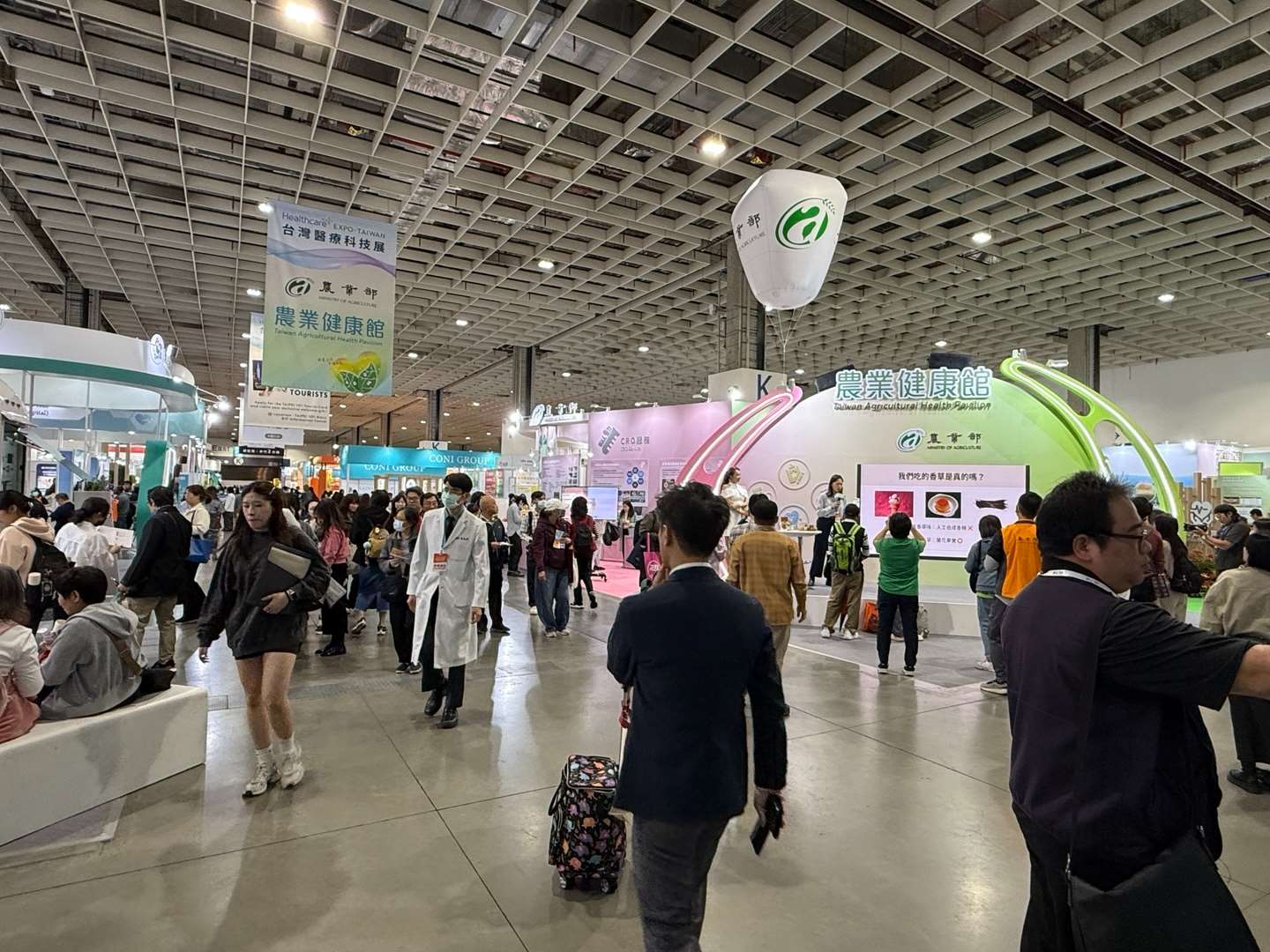 12월4일, 2025 타이완 의료 과학기술전시가 타이베이 난강전람관(TaiNEX)1관에서 열렸다. -사진: jennifer pai백조미