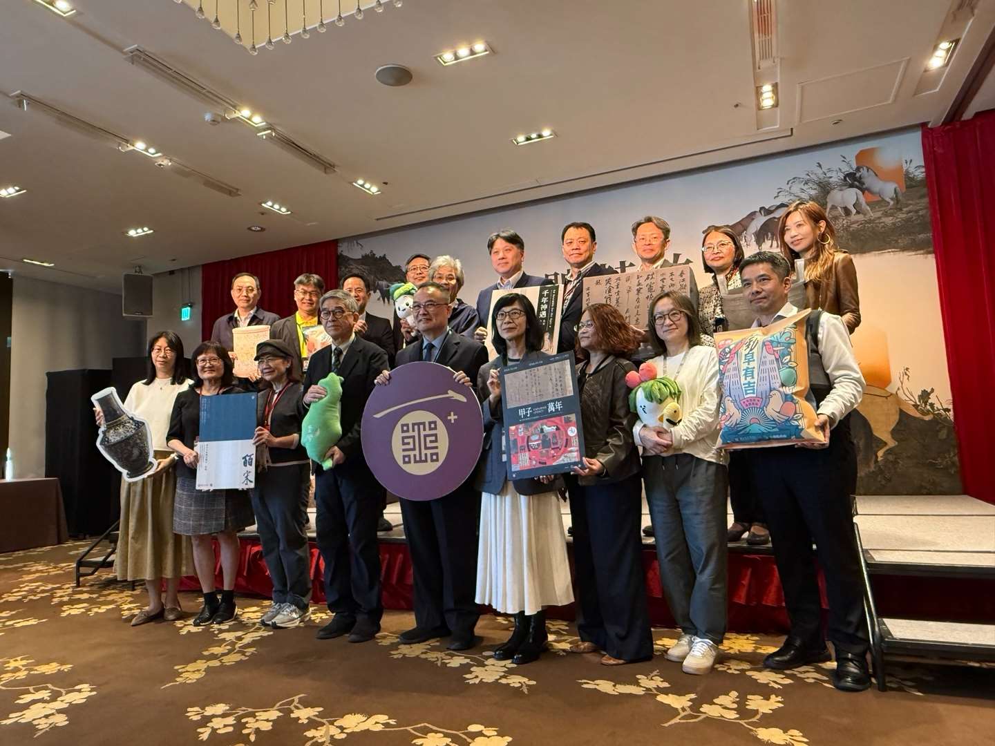 고궁은 지난 12월24일 오후 연말 언론 간담회를 개최하고 샤오중황(蕭宗煌) 원장, 황융타이(黃永泰) 부원장, 위페이진(余佩瑾) 부원장이 각각 고궁 100+ 기획전시 성과. ‘신고궁’계획 공정의 진도, 내년에 거행될 기획전 등을 설명하였다. -사진: jennifer pai백조미