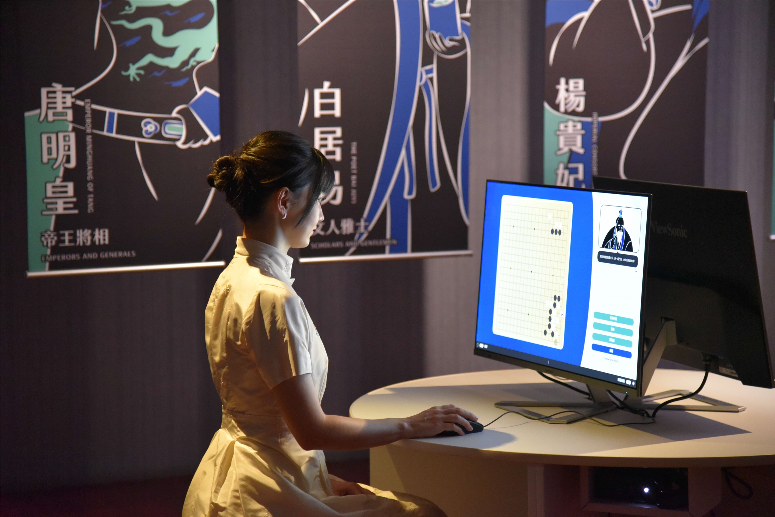 지난 7월14일(월) 타이완의 바둑 국가대표이기도 한 헤이자자(黑嘉嘉, Missingham Joanne Jia Jia )가 ‘기인혁사’ 특전을 관람하러 고궁을 찾았다. -백조미, 사진: 국립고궁박물원 제공