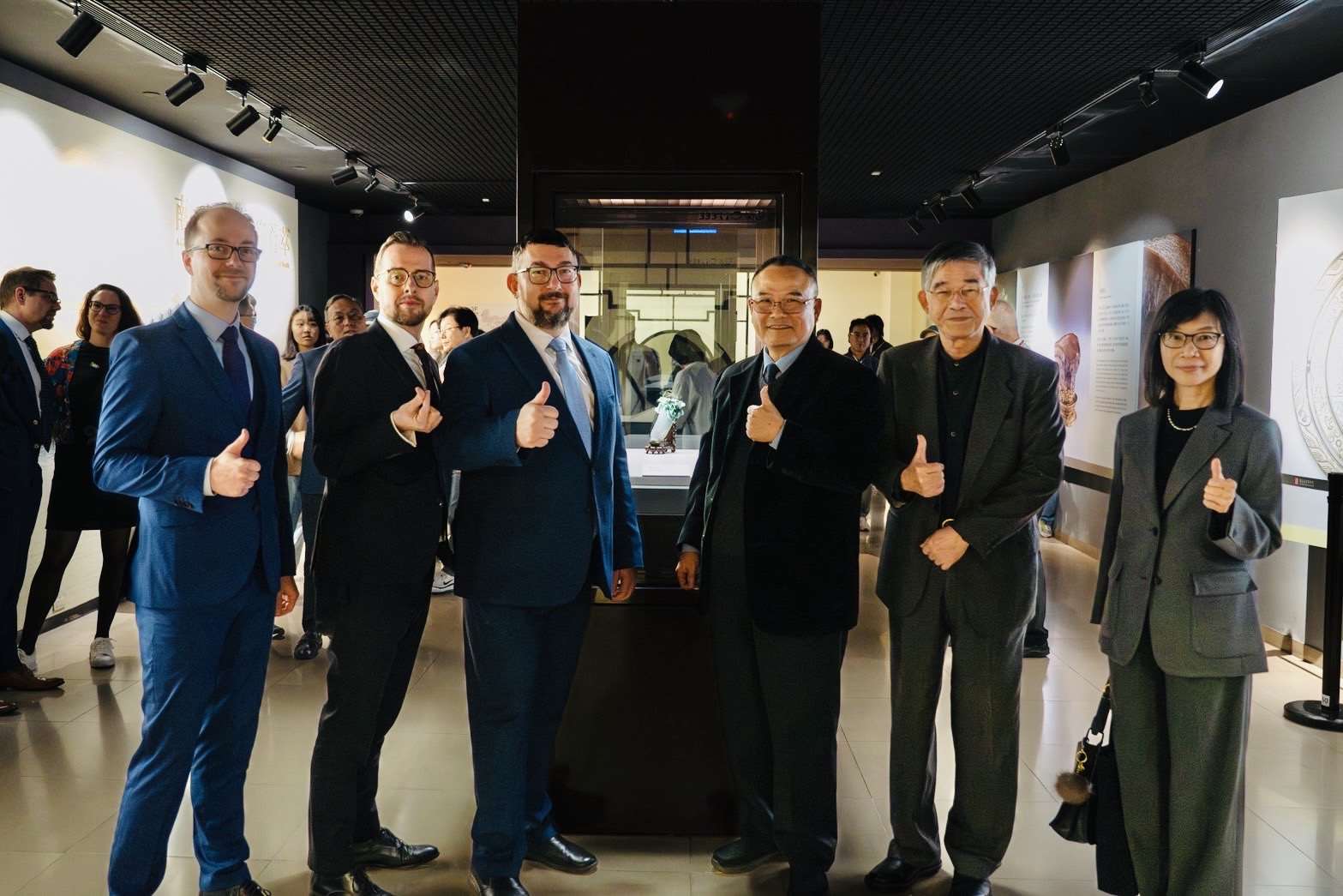 국립고궁박물원 3층 ‘취옥백채’ 전시실에서 함께한 샤오중황(蕭宗煌, 우3) 원장과 체코 국립박물관 미첼 루케시(Michal Lukeš, 좌3) 총관장, 우2는 황융타이(黃永泰) 부원장, 우1은 위페이진(余佩瑾, 우1) 부원장이다. -사진: 국립고궁박물원