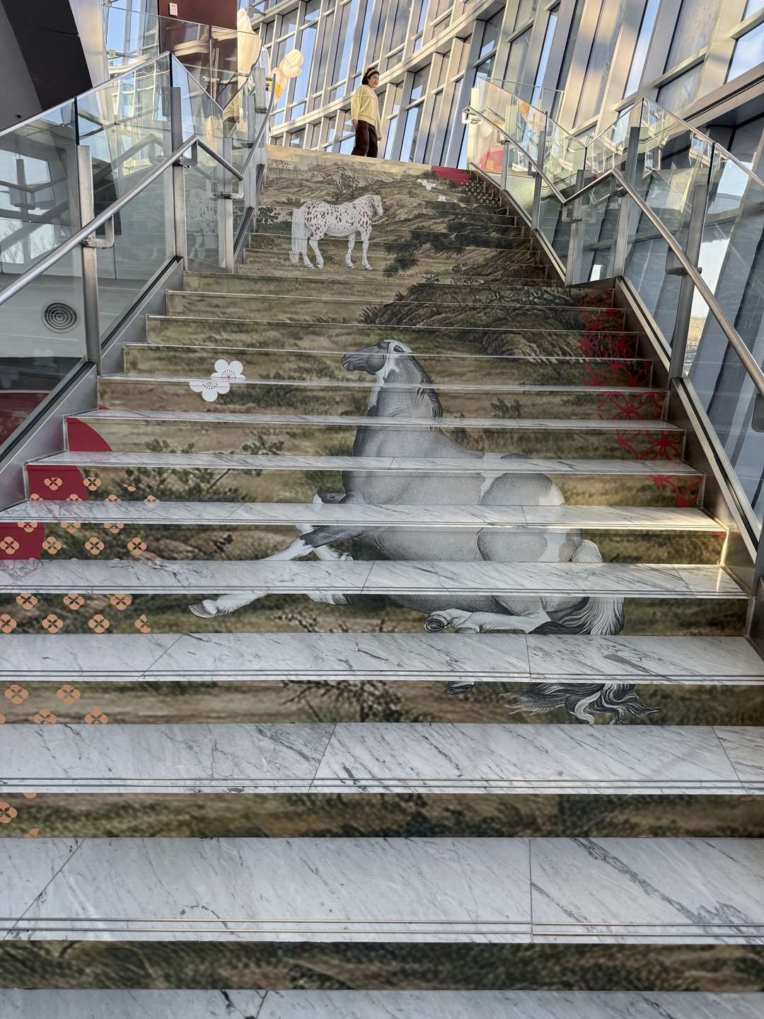 2026 병오년 말의 해를 맞아 국립고궁박물원 남부분원 전시관 2층으로 오르는 계단에 그림 '백준도'로 장식하였다. -사진: 백조미jennifer pai