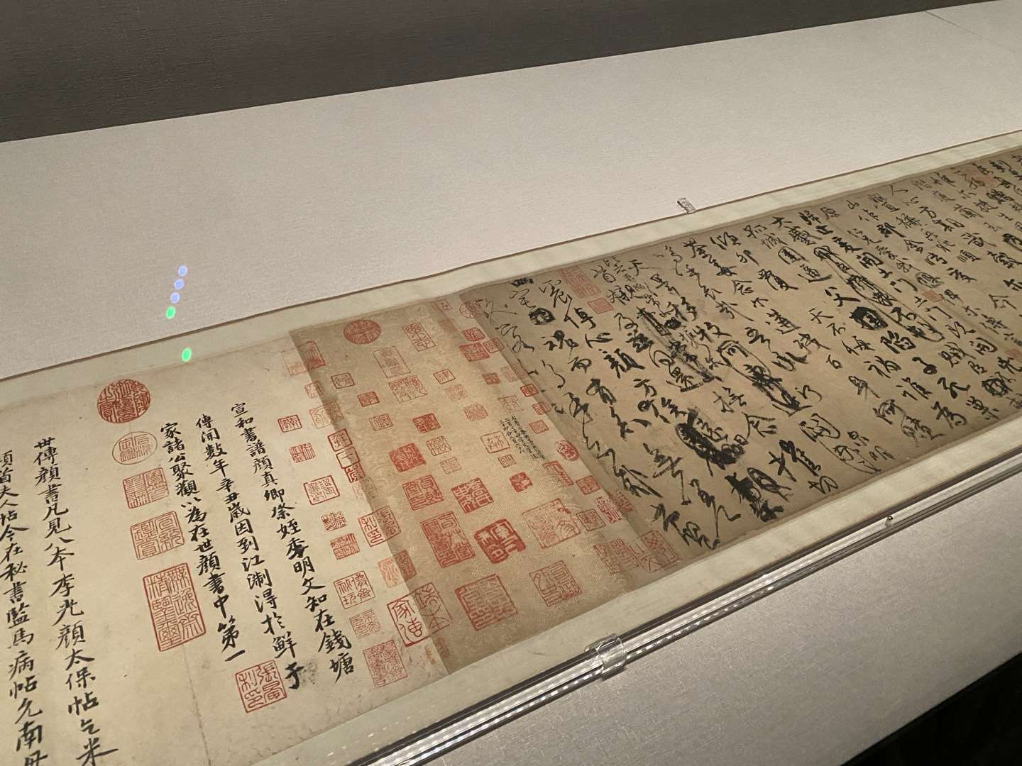 당(唐) 안진경(顏真卿, 생몰 709-785년)의 서기 758년도 작품 '제질문고-祭姪文稿-(조카를 위한 추도문(제문) 초안)'. (국부3) 제질문고의 본문 길이는 77cm. 너비 28.2 cm., 후대 소장가들이 제(題: 작품 앞에 관계된 글이나 시문)와 발(跋: 작품 끝에 본문 내용과 관련한 내용을 적은 글)을 시대 별로 삽입하여 두루마리 형식으로 표구를 하여 전장 215cm.로 보전되어 있다. -사진: jennifer pai백조미