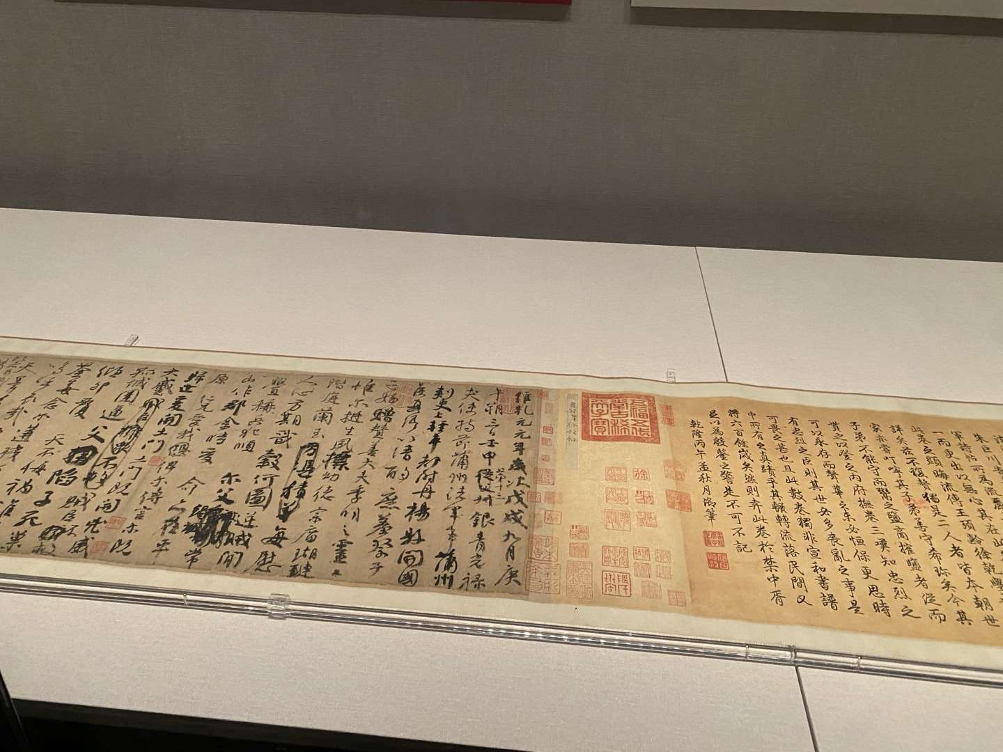 당(唐) 안진경(顏真卿, 생몰 709-785년)의 서기 758년도 작품 '제질문고-祭姪文稿-(조카를 위한 추도문(제문) 초안)'. (국부1) 제질문고의 본문 길이는 77cm. 너비 28.2 cm., 후대 소장가들이 제(題: 작품 앞에 관계된 글이나 시문)와 발(跋: 작품 끝에 본문 내용과 관련한 내용을 적은 글)을 시대 별로 삽입하여 두루마리 형식으로 표구를 하여 전장 215cm.로 보전되어 있다. -사진: jennifer pai백조미 