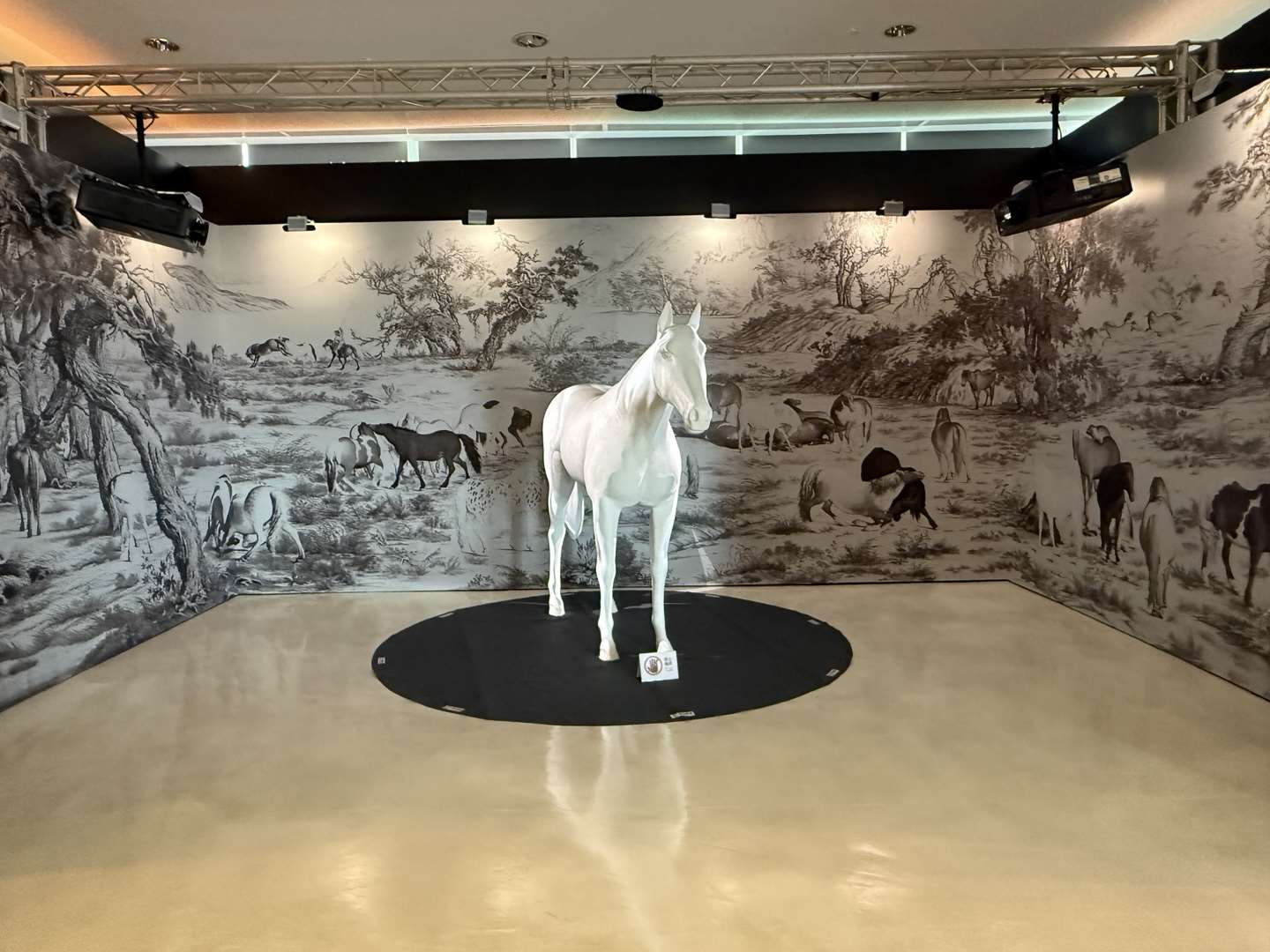 2026 병오년 말의 해를 맞아 국립고궁박물원 남부분원 전시관 1층에 관람객이 직접 그림에 채색하는 디지털 전시 공간도 마련하였다. -사진: 백조미jennifer pai