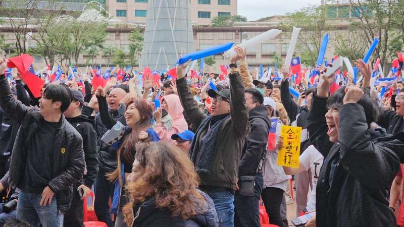 도쿄돔에서 열린 월드베이스볼클래식(WBC) C조 예선, 타이완팀은 오늘(3/8) 한국팀과의 경기에서 연장전에서 1점을 추가하며 5대 4로 승리했다. 타이베이시청 앞 광장에서 관전하는 시민들. -사진: 중앙사