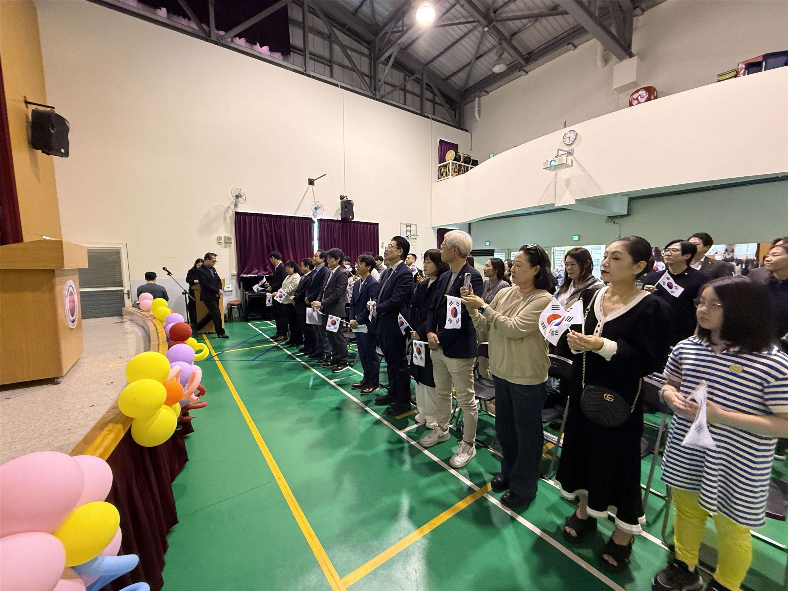 중화민국타이완한인회 주최로 ‘제107주년 삼일절 기념식’이 3월1일 오전 타이베이 한국학교 대강당에서 거행되었다. 참석자들이 재향군인회 조정호 지회장의 선창으로 ‘만세삼창’을 하고 있다.  -사진: jennifer pai백조미