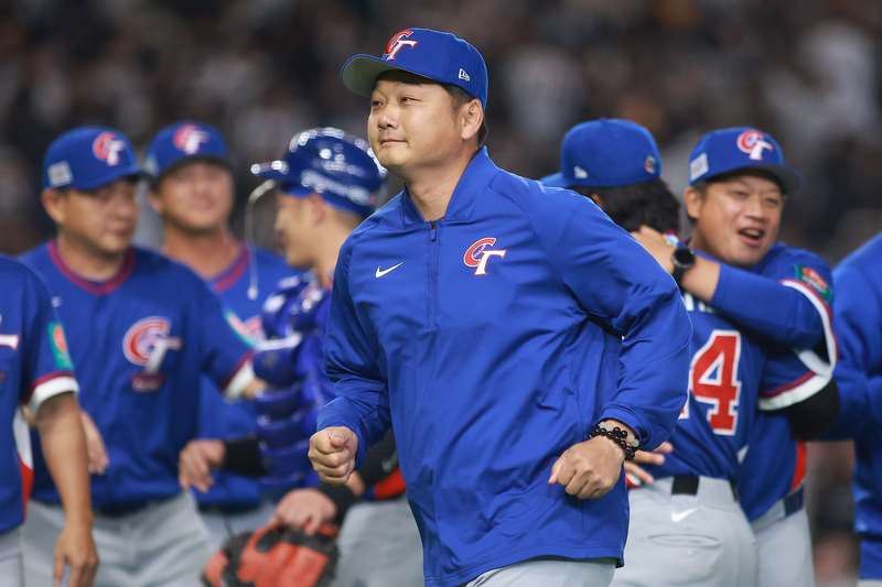 도쿄돔에서 열린 월드베이스볼클래식(WBC) C조 예선, 타이완팀은 오늘(3/8) 한국팀과의 경기에서 연장전에서 1점을 추가하며 5대 4로 승리했다. 경기 종료 후 정하오쥐(曾豪駒, 앞) 감독이 환하게 웃으며 들어오고 있다. -사진: 중앙사