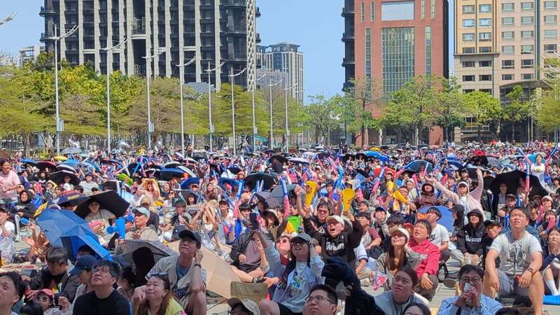 도쿄돔에서 열린 월드베이스볼클래식(WBC) C조 예선, 타이완팀은 오늘(3/8) 한국팀과의 경기에서 연장전에서 1점을 추가하며 5대 4로 승리했다. 타이중시청 앞 광장에서 관전하는 시민들. -사진: 중앙사