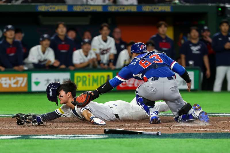 도쿄돔에서 열린 월드베이스볼클래식(WBC) C조 예선, 타이완팀은 오늘(3/8) 한국팀과의 경기에서 연장전에서 1점을 추가하며 5대 4로 승리했다. 10회말 연장전에서 한국팀의 득점을 막아 낸 타이완팀. -사진: 중앙사