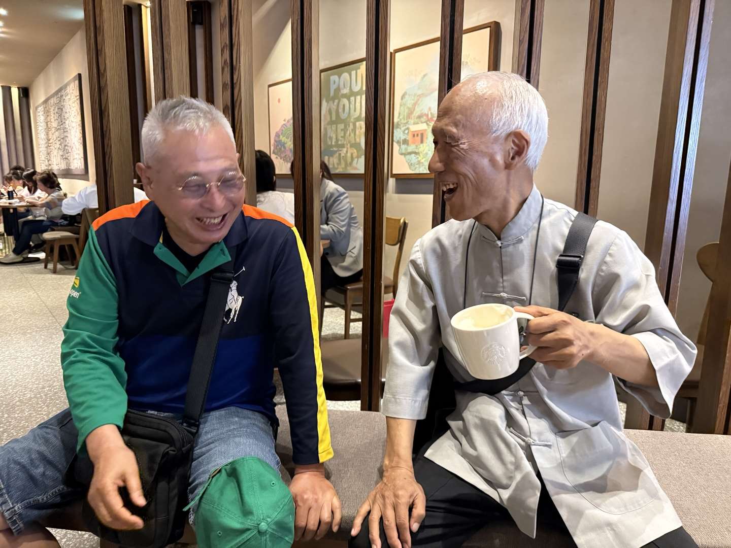 타이완과 한국 서예계의 거장 연농 두중가오(杜忠誥, 우) 선생과 하석 박원규(좌) 선생이 국립타이완미술관(NTMOFA)의 초청으로 4월21일 타이베이에서 다큐 촬영을 진행하였다. 두 서예가는 이날 잠시 쉬는 시간을 이용하여 커피숍에서 과거를 회상하며 재밌는 에피소드를 공유하기도 하였다. -사진: jennifer pai백조미