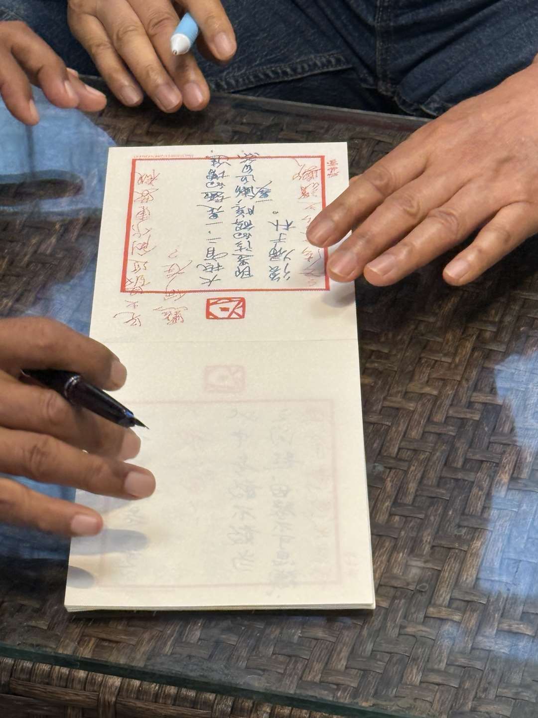 타이완과 한국 서예계의 거장 연농 두중가오(杜忠誥) 선생과 하석 박원규 선생이 국립타이완미술관(NTMOFA)의 초청으로 4월21일 타이베이에서 다큐 촬영을 진행하였다. 두 서예가가 필담으로 ‘대화’하고 있다.-사진: jennifer pai백조미