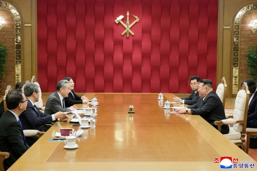 정은은 4월10일 평양에서 중국 외교장관 왕이(王毅)를 접견했다. -사진: 조선중앙통신사