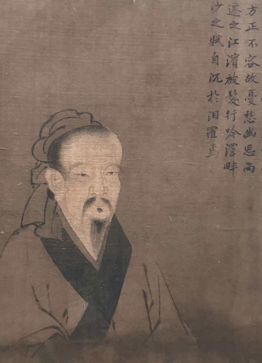 굴원이 어떻게 생겼는지는 모르지만 후세에서는 그의 ‘이소’에서 ‘타협 불가의 성실성과 정직성’, ‘매우 깊은 슬픔’이라 표현한 것에 어울리는 우수에 젖은 초췌한 얼굴로 묘사하고 있다. 그림 속의 굴원은 명나라 시대(작가 미상)의 모사본으로 굴원의 깊은 우수 이미지를 구체적으로 표현한 그럼이다. -사진: jennifer pai백조미