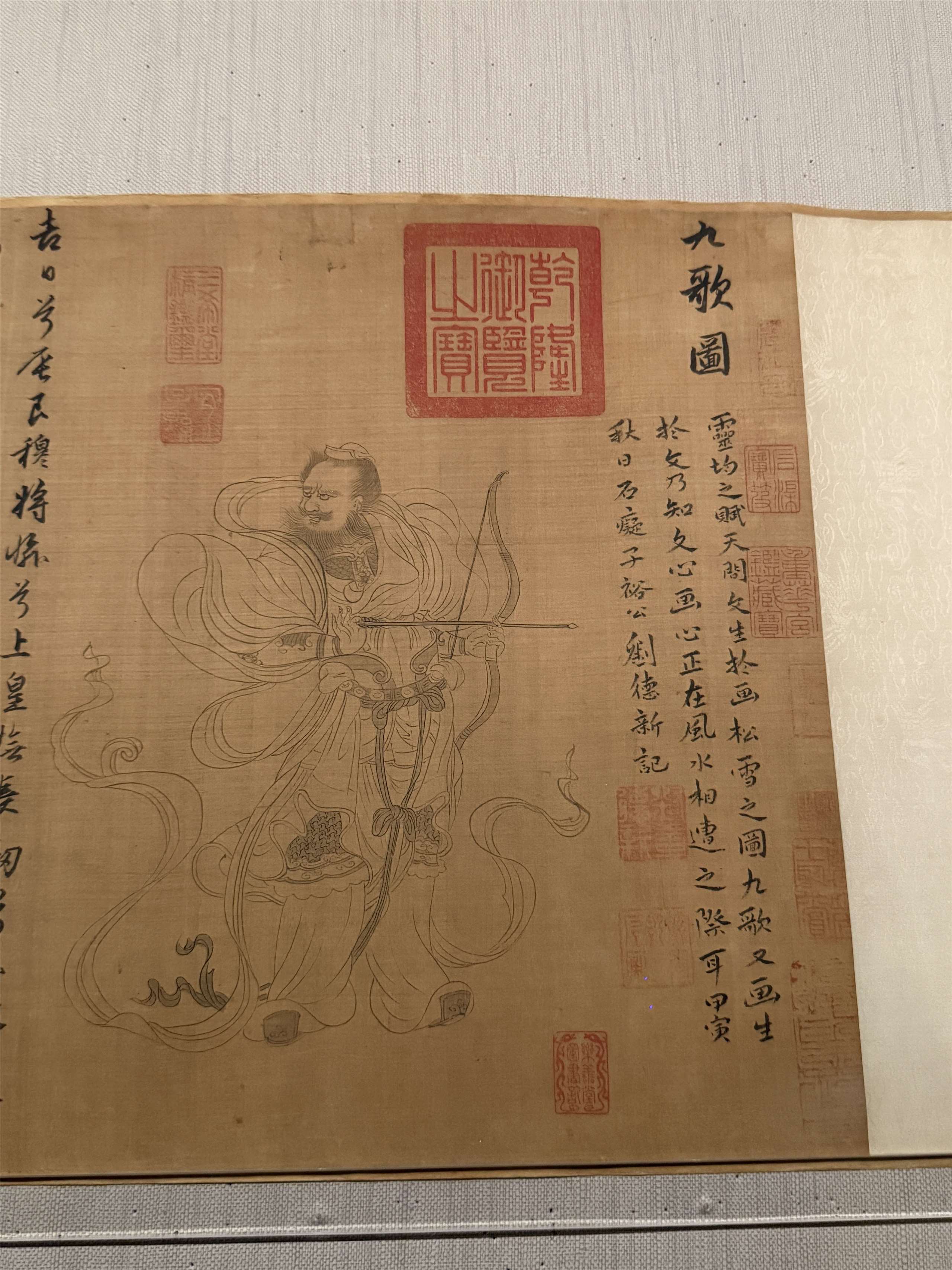 원나라 조맹부(趙孟頫, 생몰: 1254~1322년)의 ‘구가도병서(九歌圖幷書)’ 두루마리 서화에서는 조맹부가 굴원의 ‘구가’를 회화로 묘사한 대표적인 모델이기도 하다. -사진: jennifer pai백조미