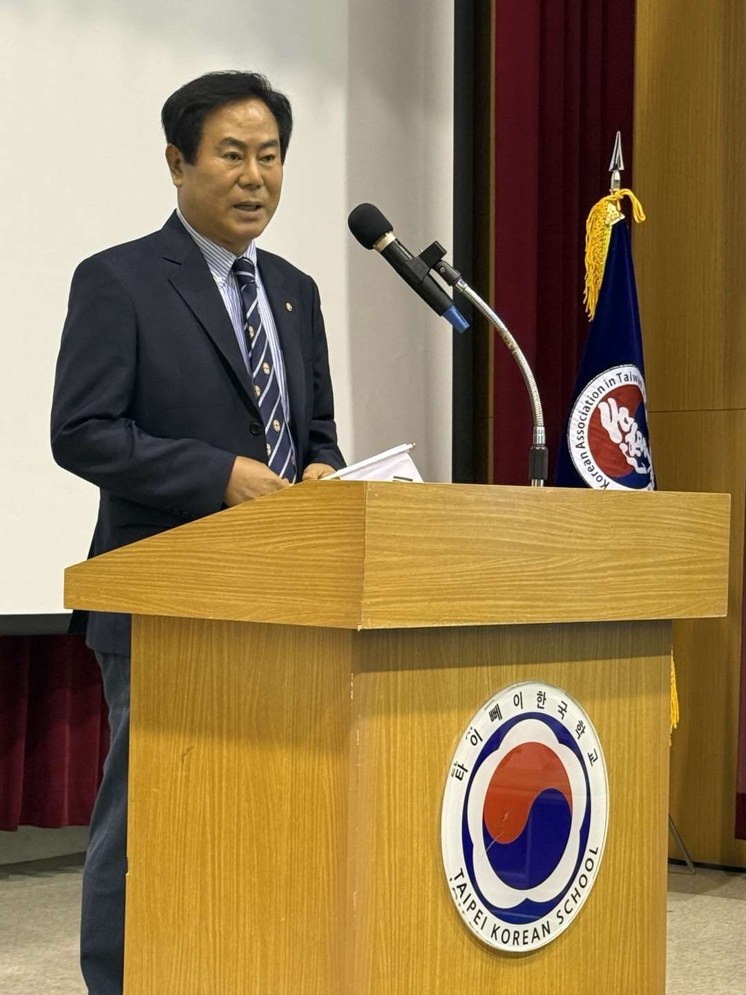 타이완 한인회 주최로 8월15일 오전 타이베이 한국학교 대강당에서 ‘제81주년 광복절’ 기념행사가 거행되었다. 재향군인회 타이완지회장 조언빈이 이날 만세삼창을 선창했다.-사진: jennifer pai백조미