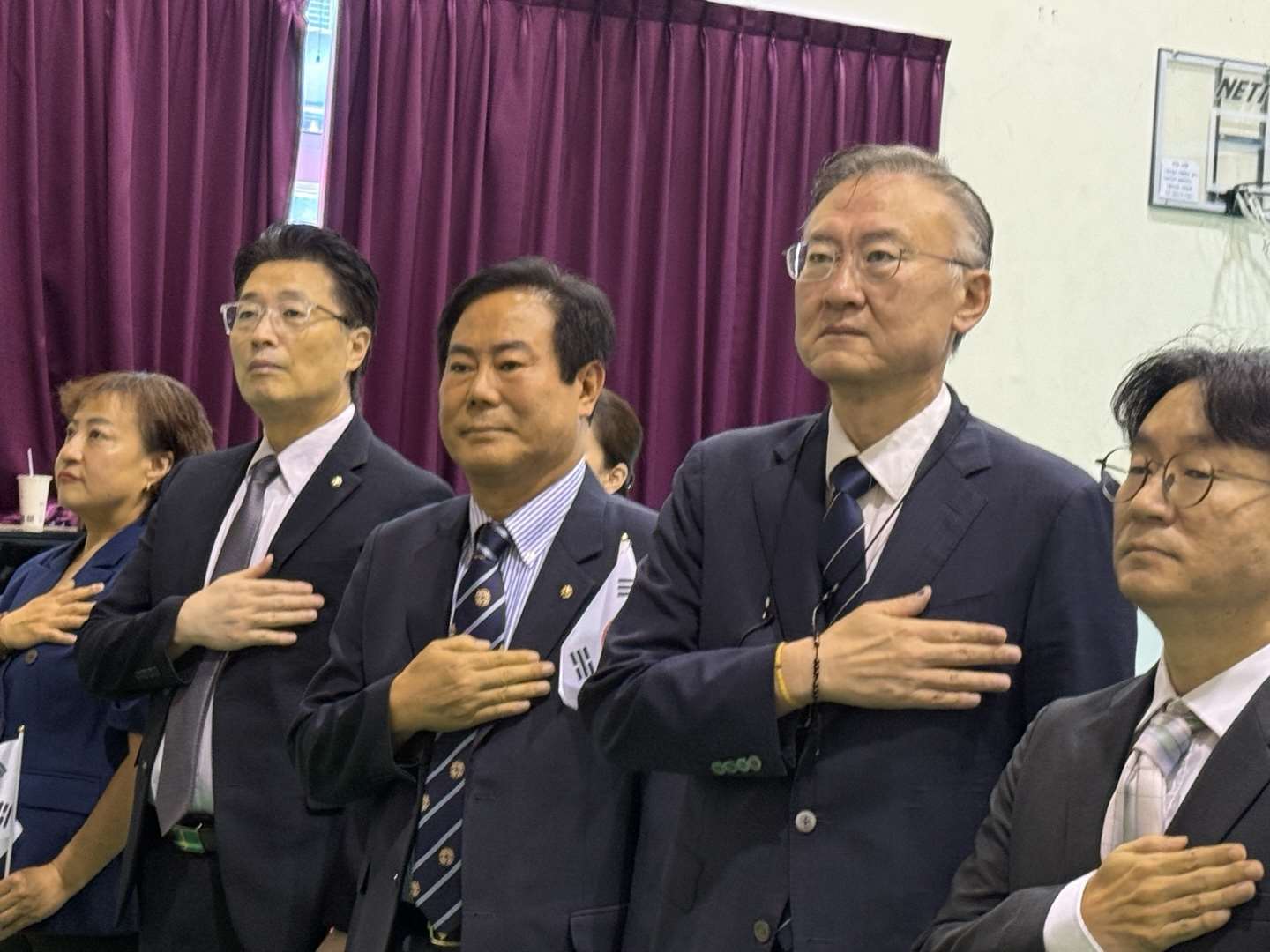 타이완 한인회 주최로 8월15일 오전 타이베이 한국학교 대강당에서 ‘제81주년 광복절’ 기념행사가 거행되었다. 좌로부터 한인회 전 회장 이수정, 민주평통자문회의 동남아북부협의회 타이완지회장 김규일, 재향군인회 타이완지회장 조언빈, 주타이베이한국대표부 황재호 대사, 현임 한인회 양민영 회장. -사진: jennifer pai백조미